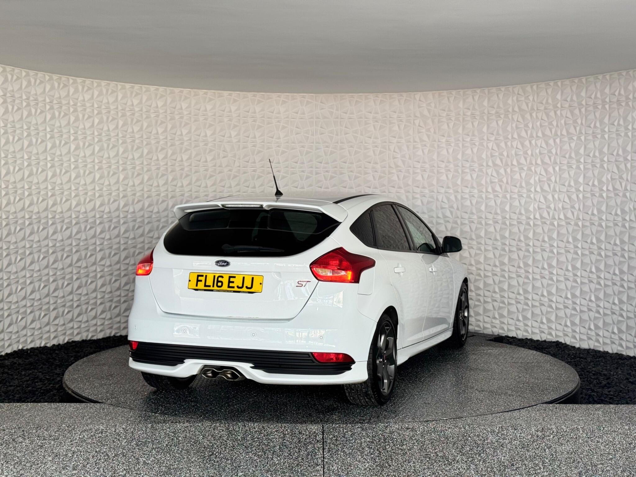 Ford Focus view 14