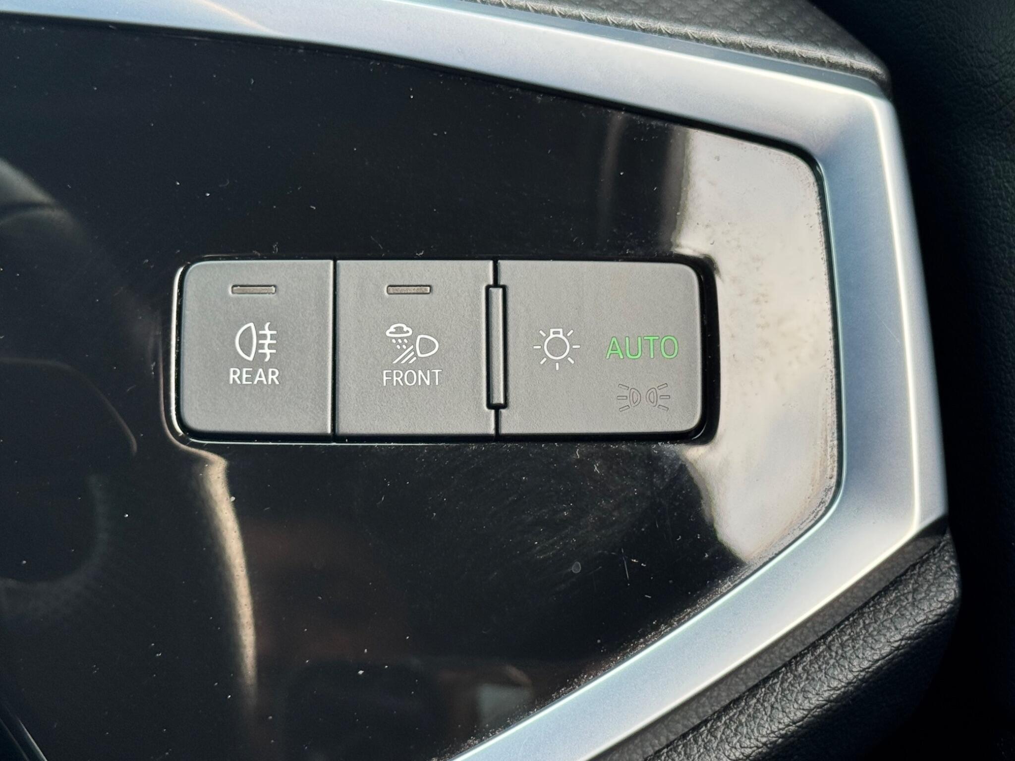 Audi Q3 view 14