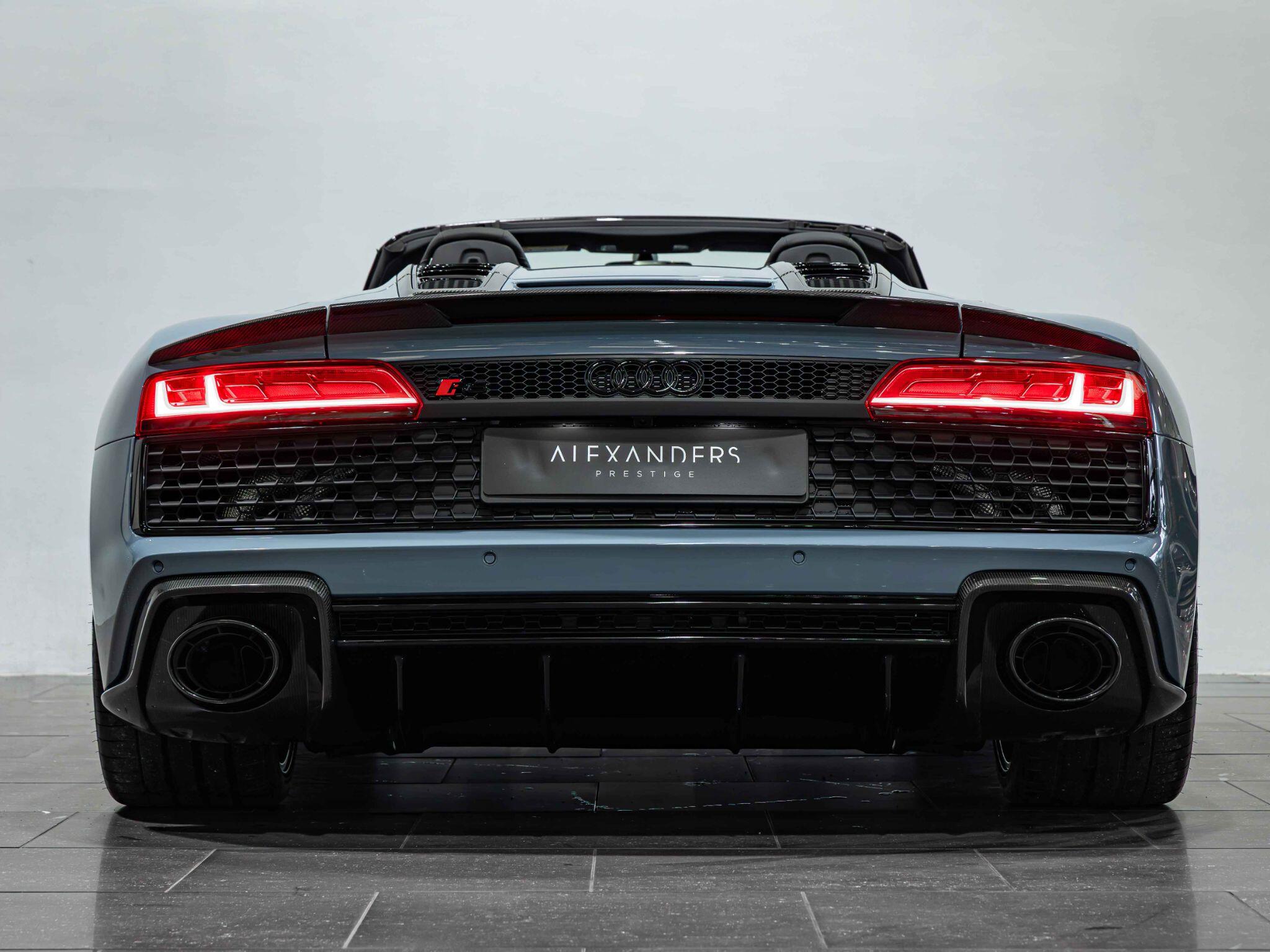 Audi R8 view 12