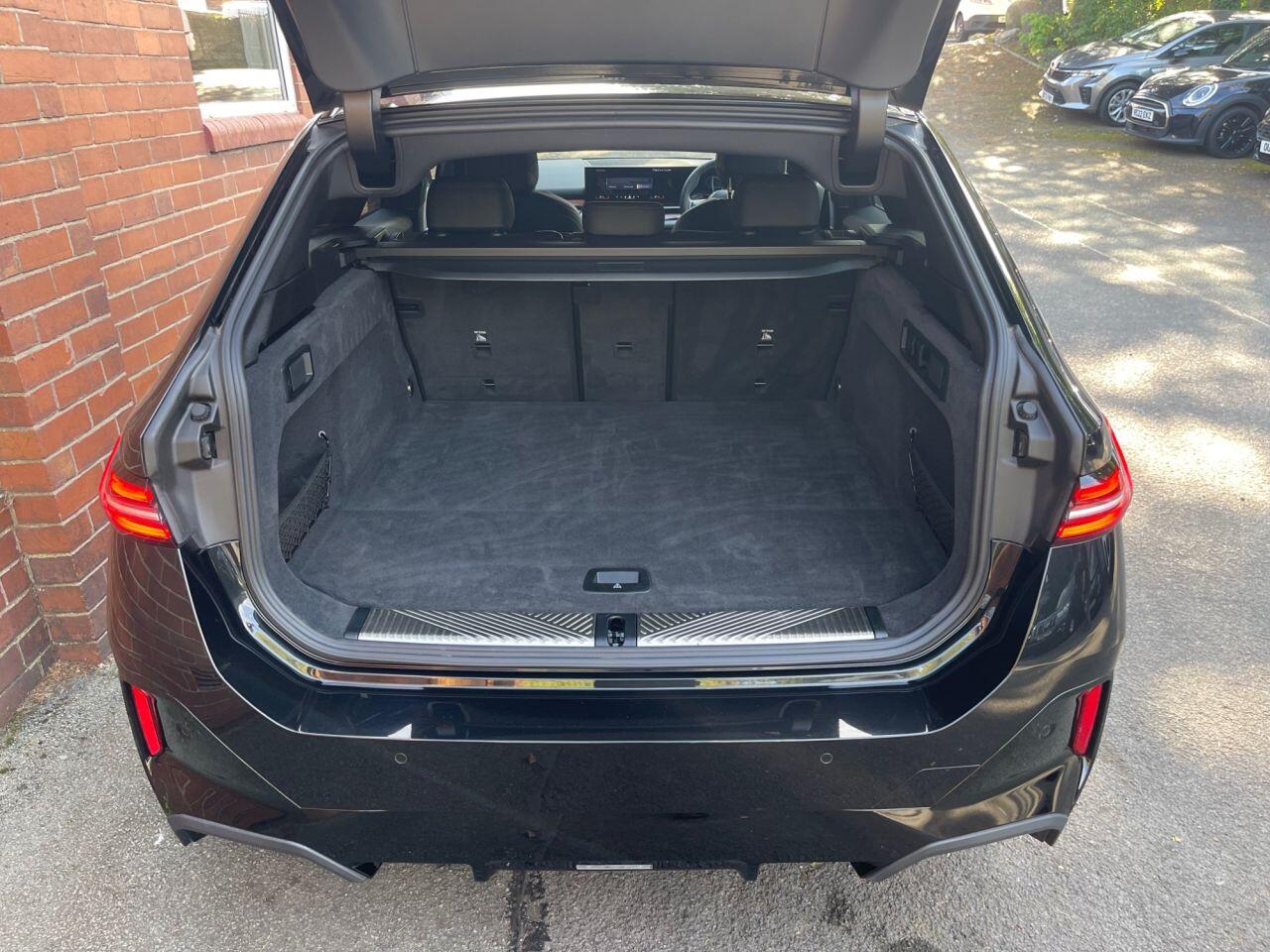 BMW 5 Series view 23