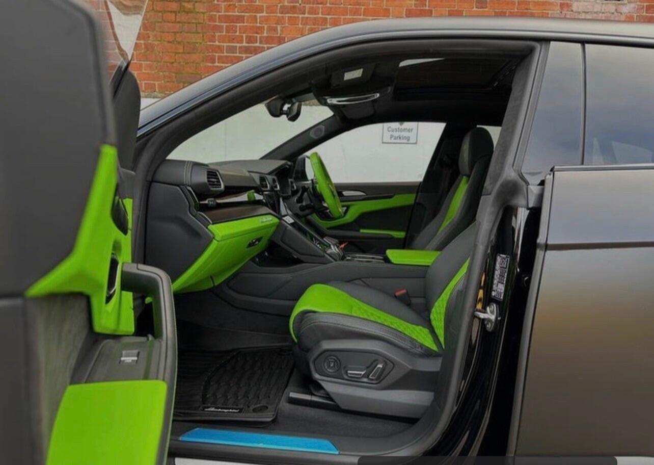 Lamborghini Urus view 5