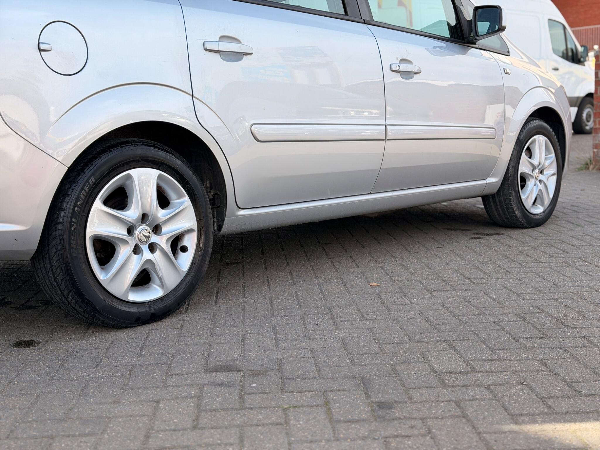 Vauxhall Zafira view 11