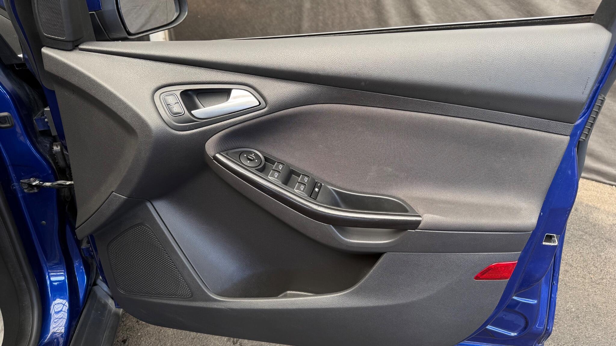 Ford Focus view 23