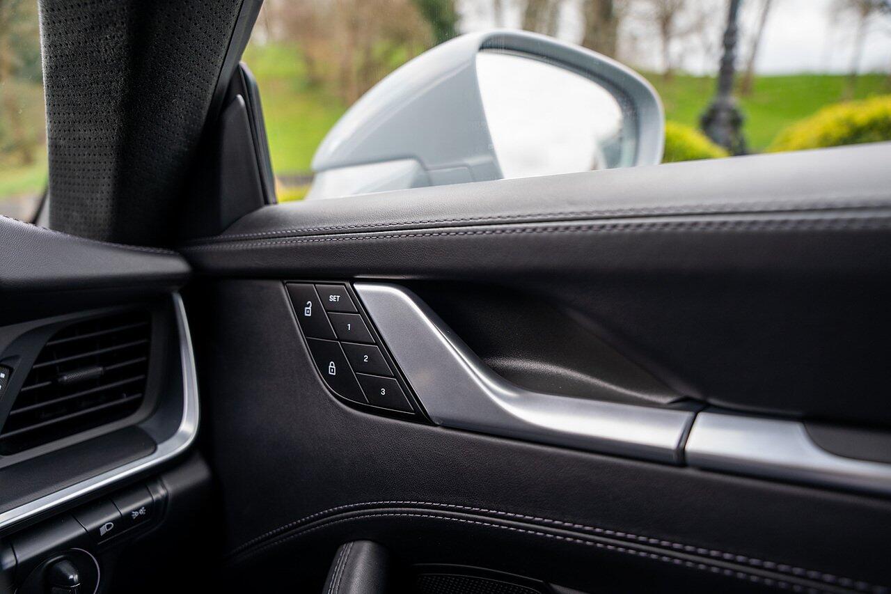 Porsche 911 view 108