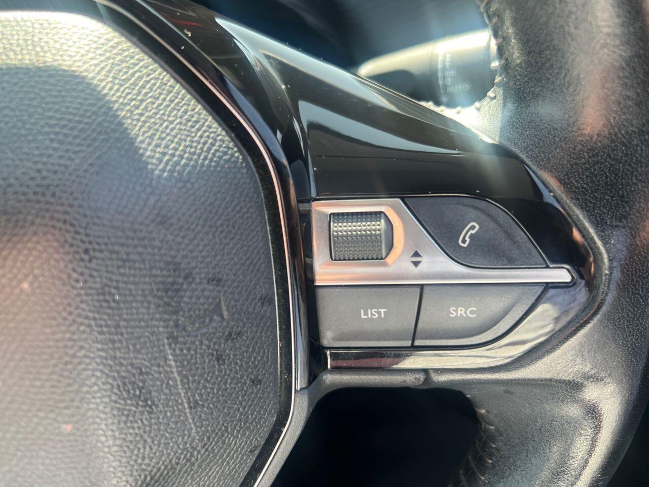 Peugeot 208 view 13