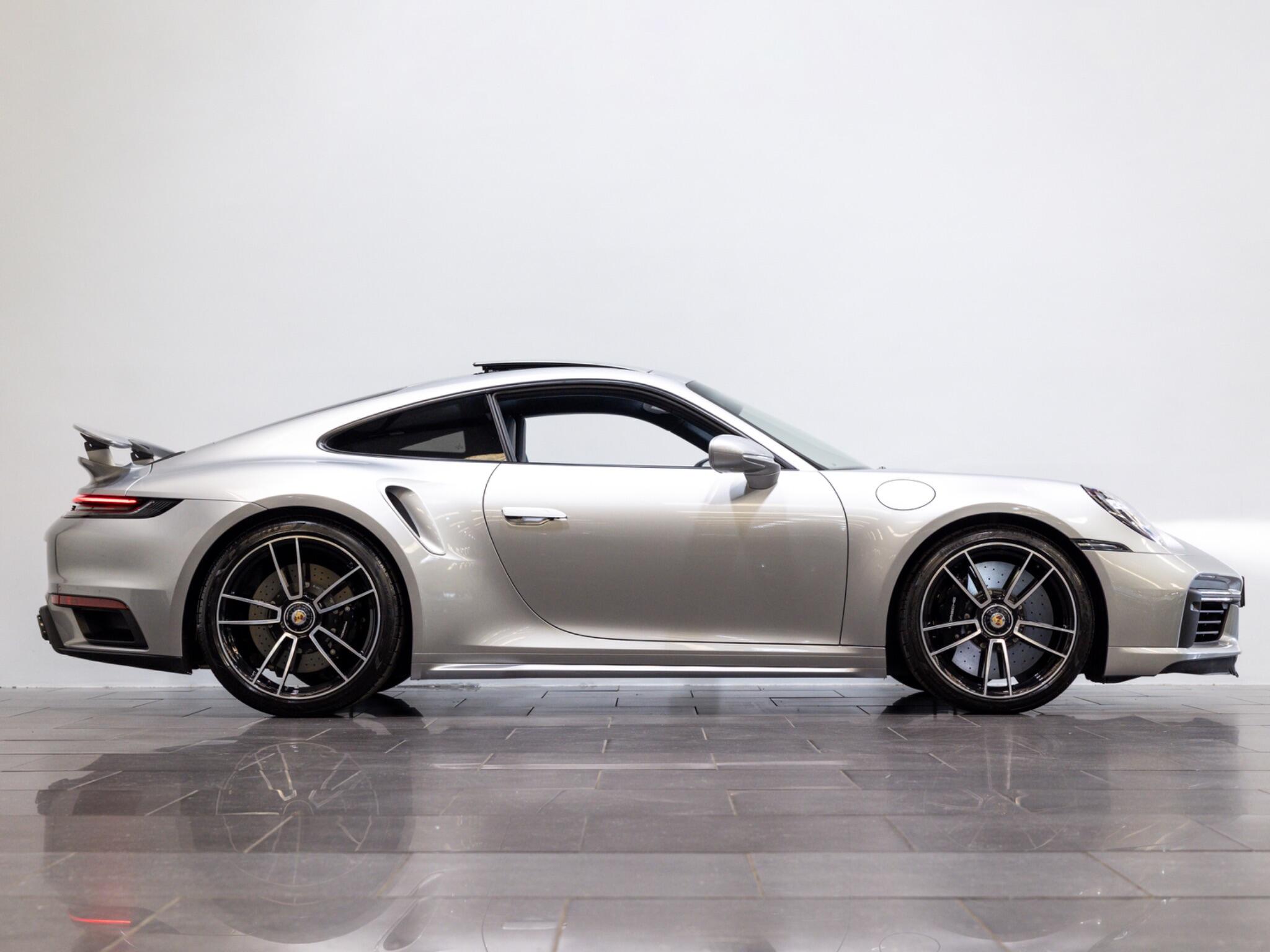 Porsche 911 view 6