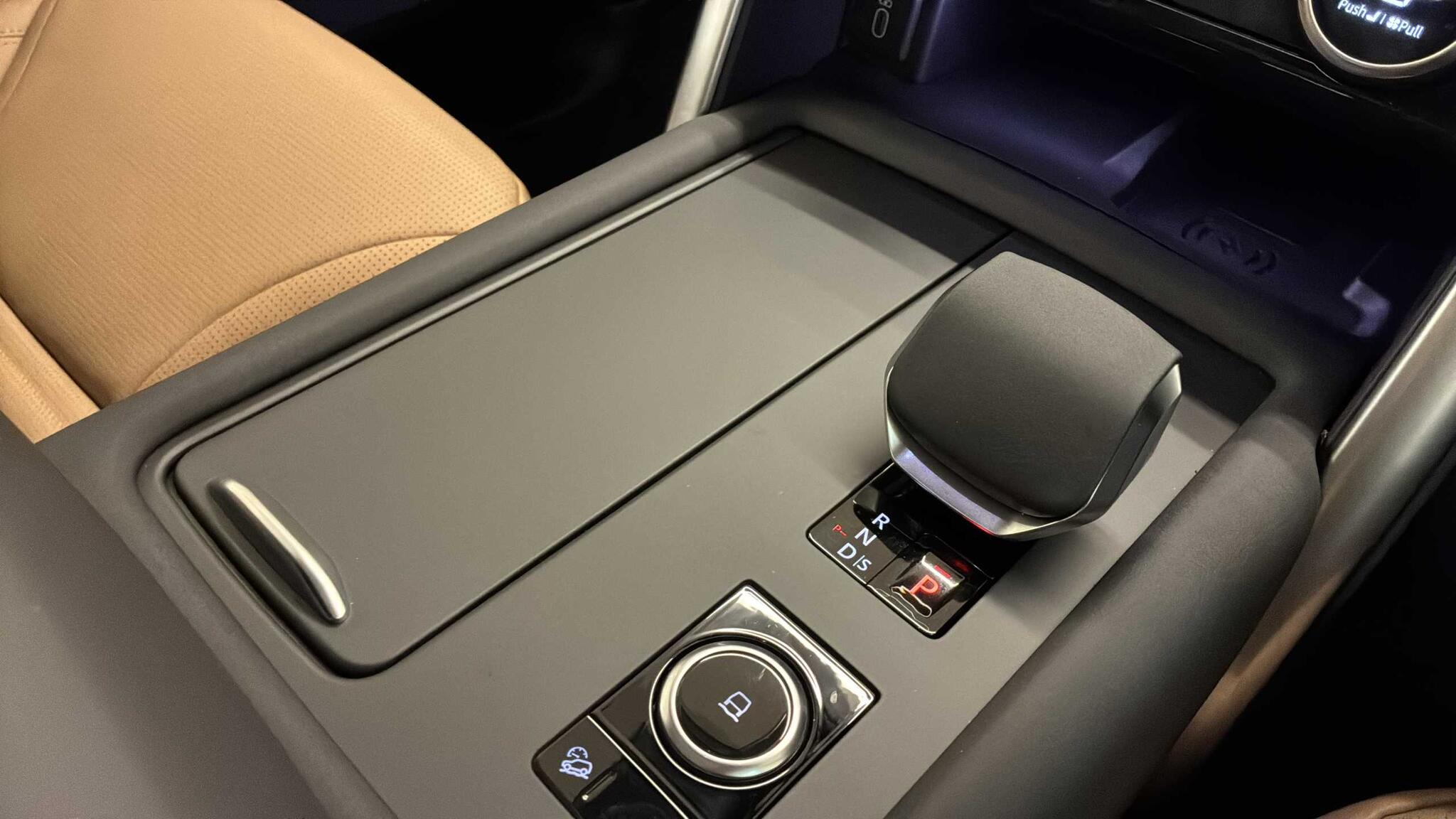 Land Rover Discovery view 13