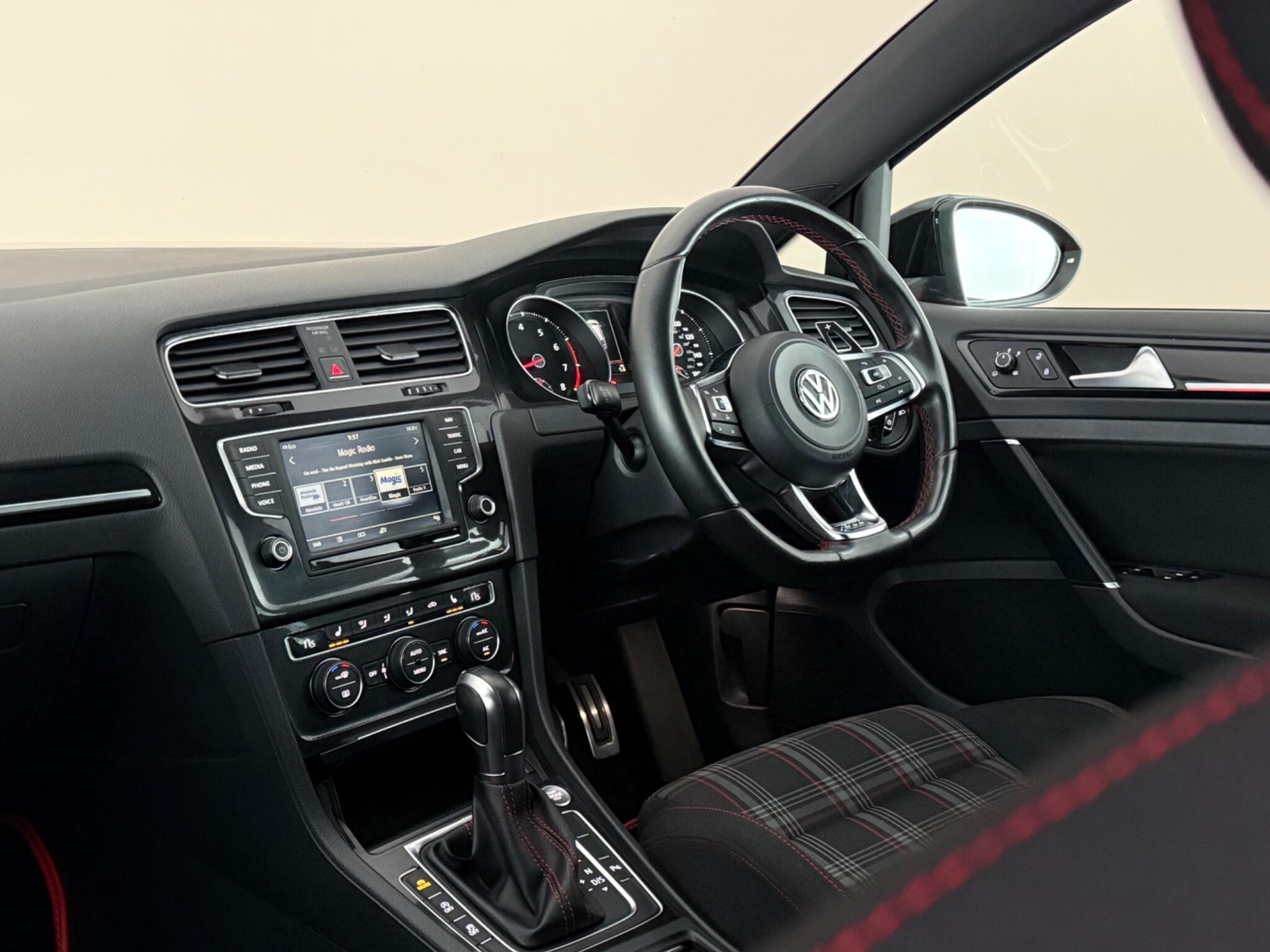 Volkswagen Golf view 4