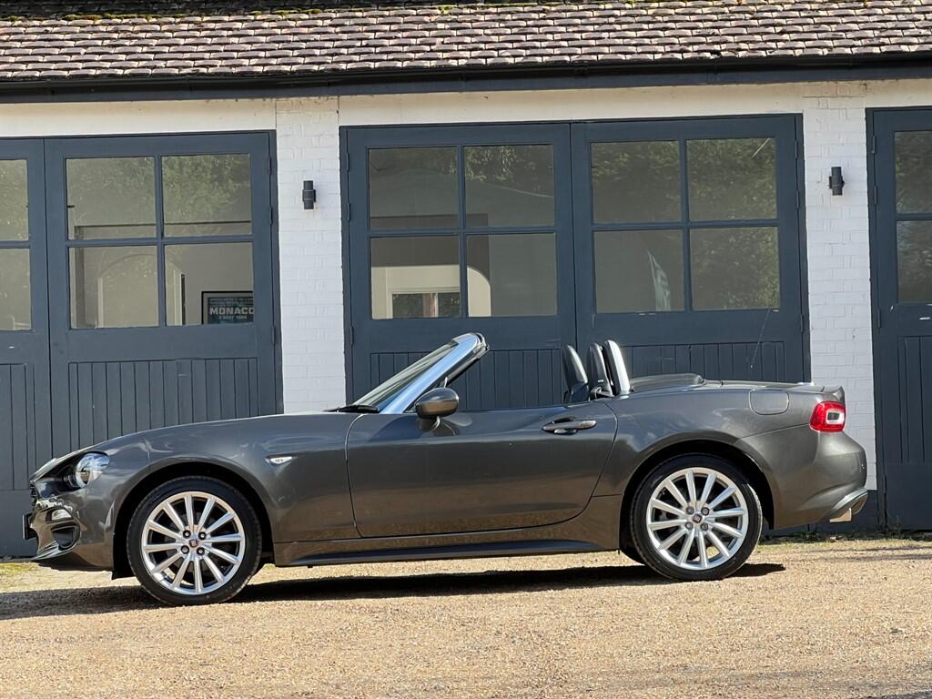 Fiat 124 Spider view 4