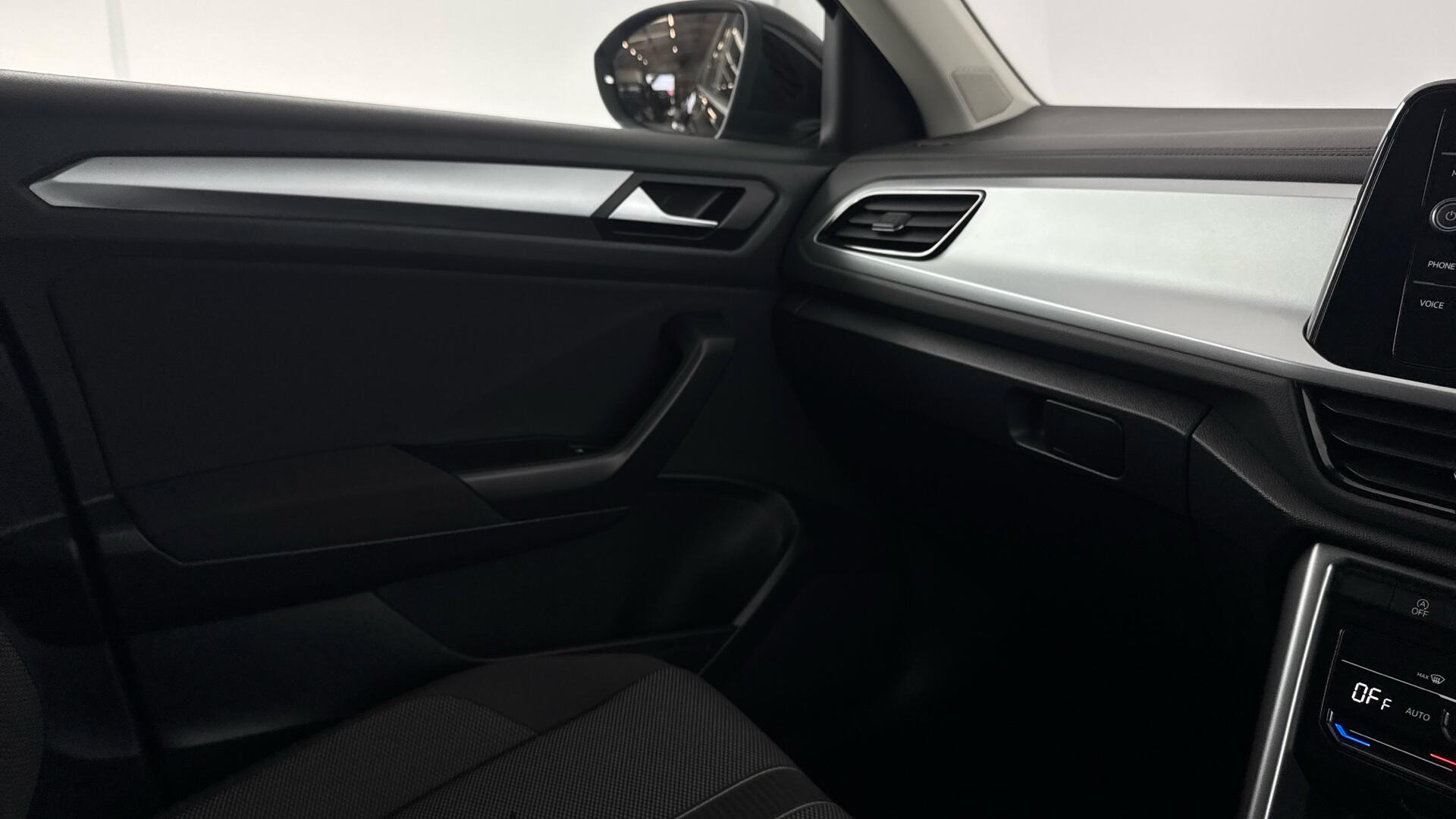 Volkswagen T-Roc view 32