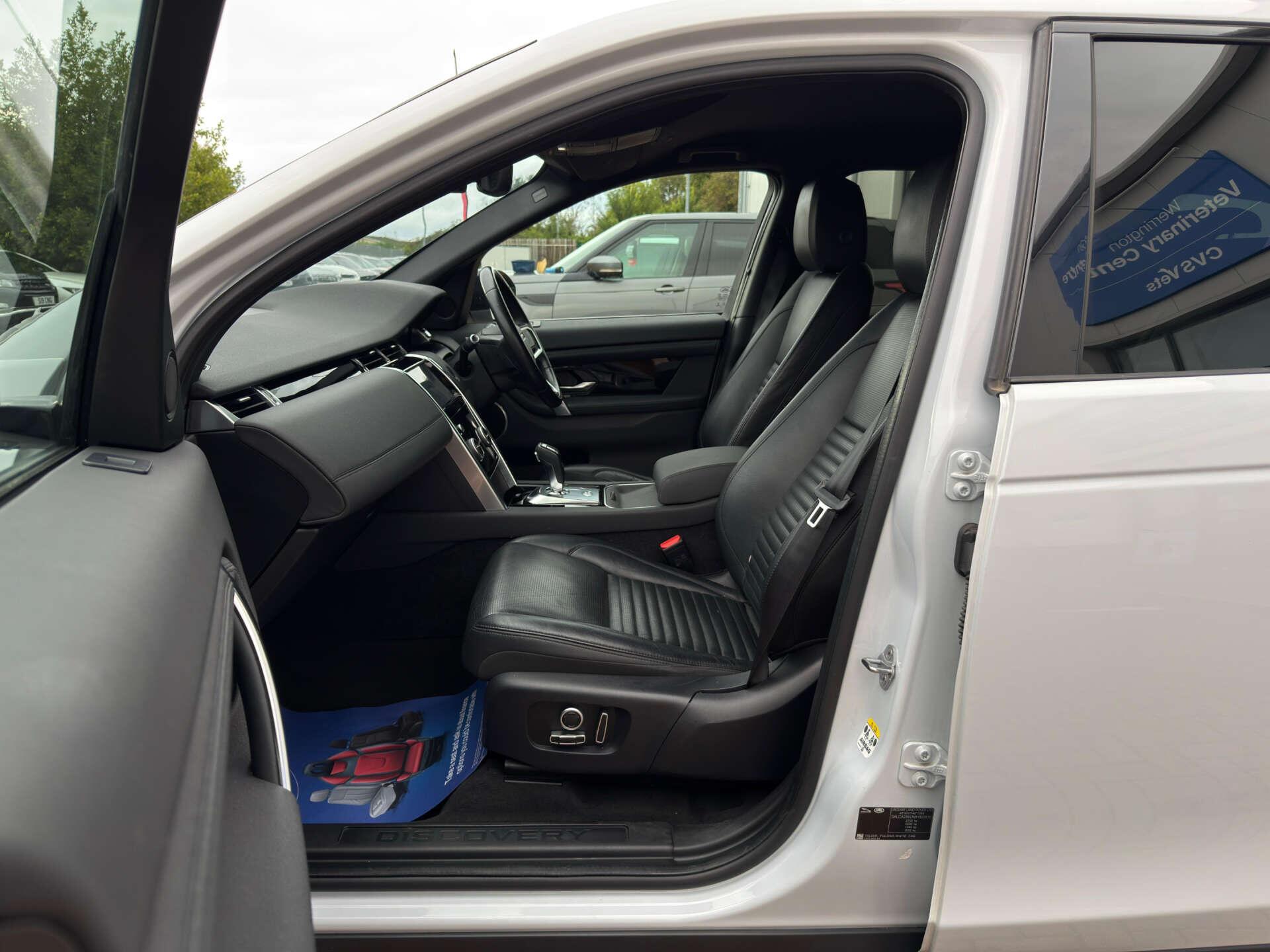 Land Rover Discovery Sport view 41