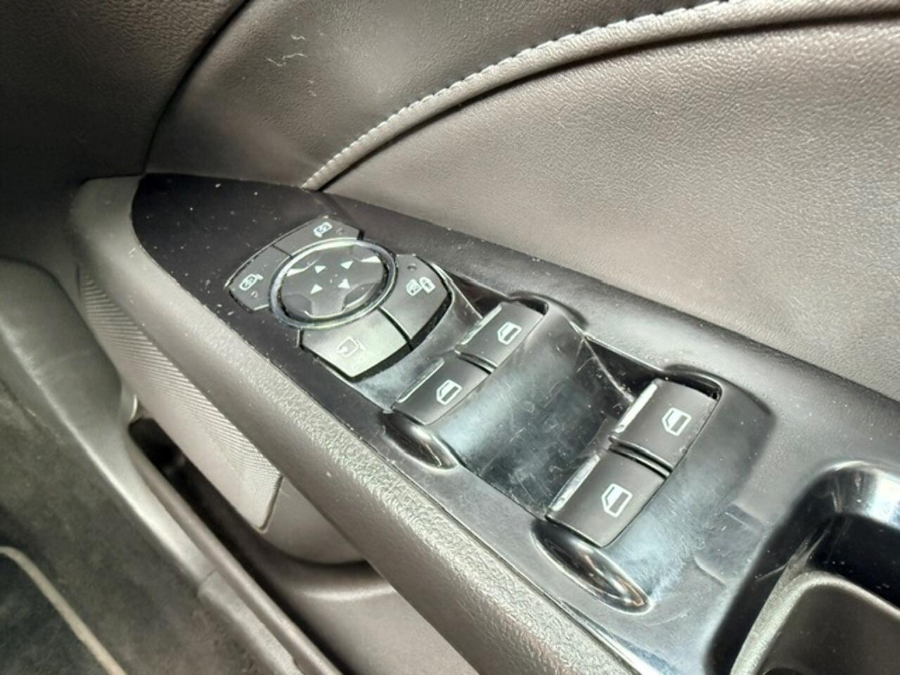 Ford Mondeo view 15