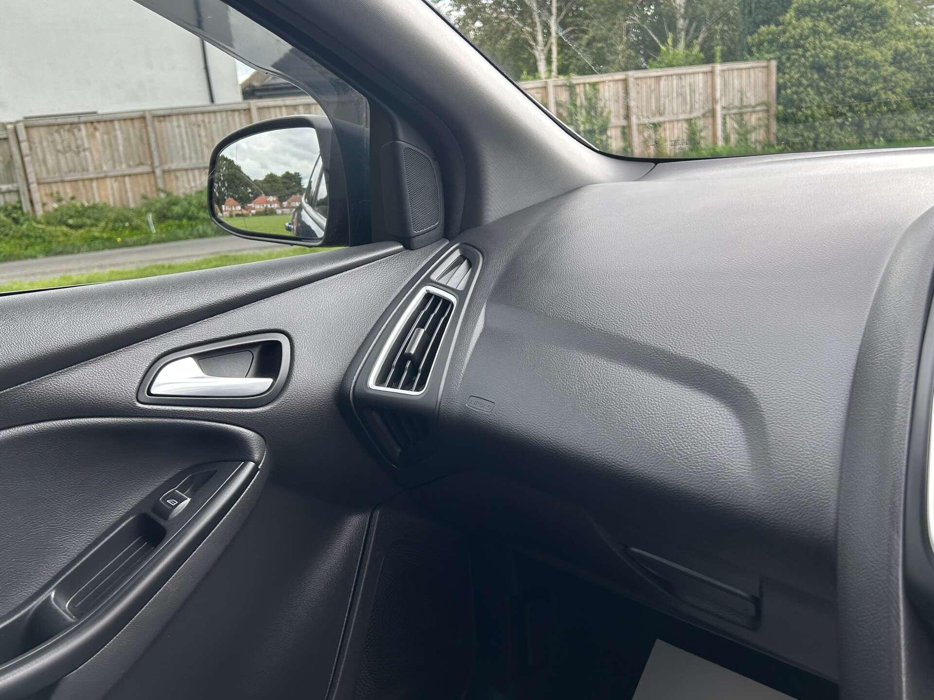 Ford Focus view 38