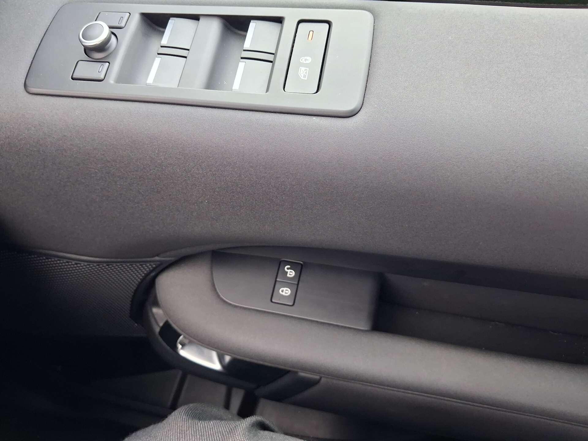 Land Rover Discovery view 34
