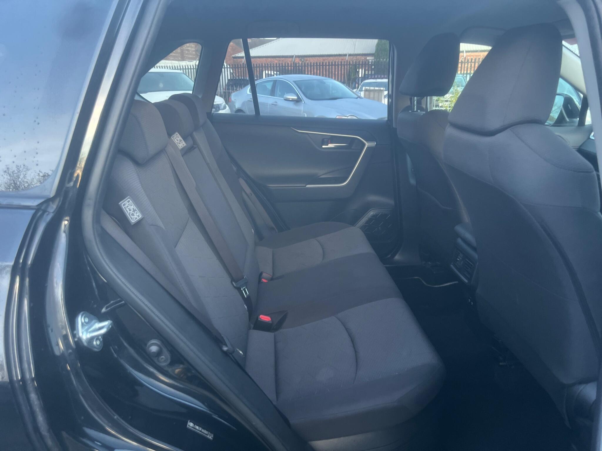 2019 Toyota RAV4 2.5 VVT-h Design CVT Euro 6 (s/s) 5dr • 116,015 miles image 19