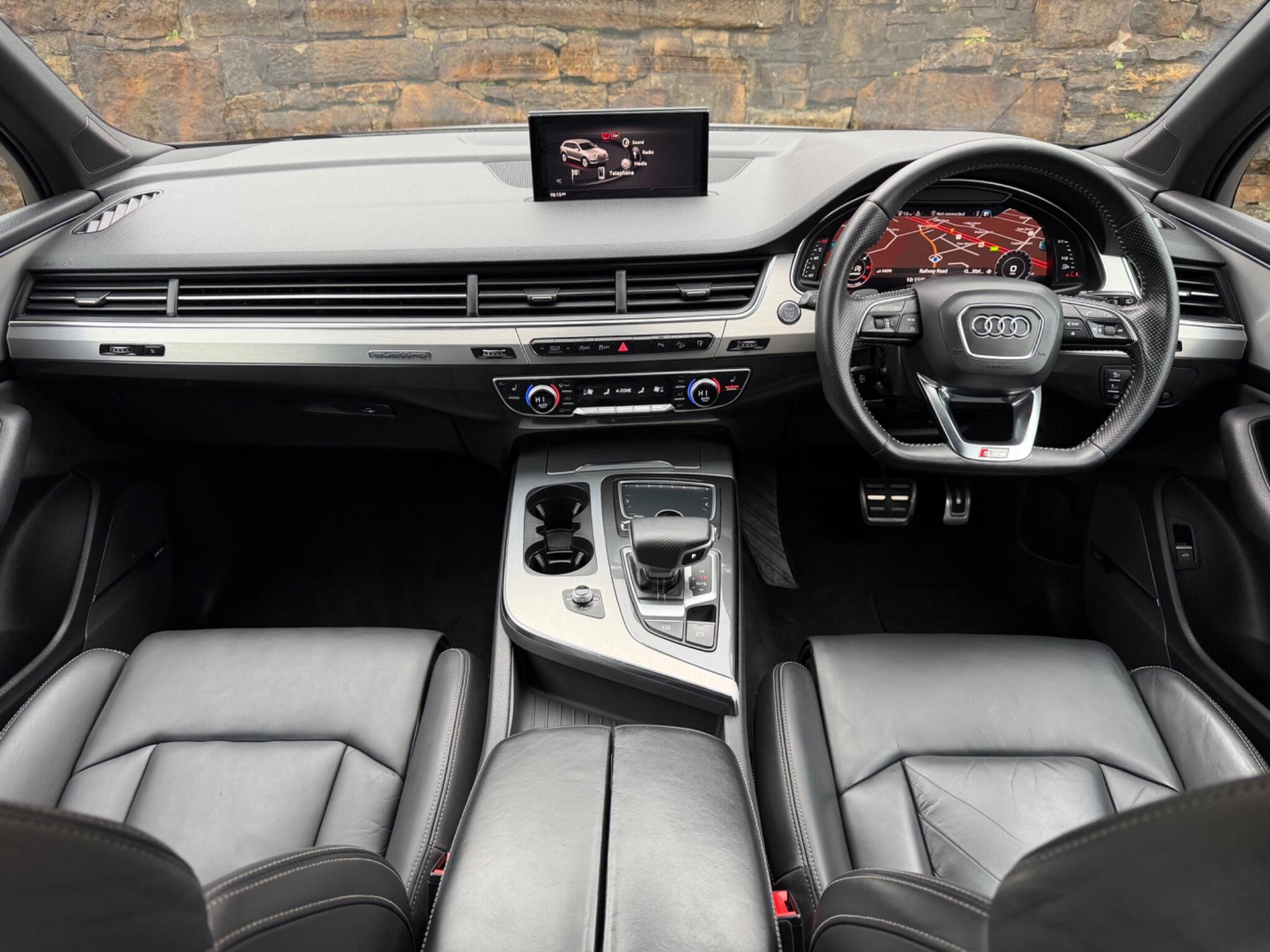 Audi Q7 view 10