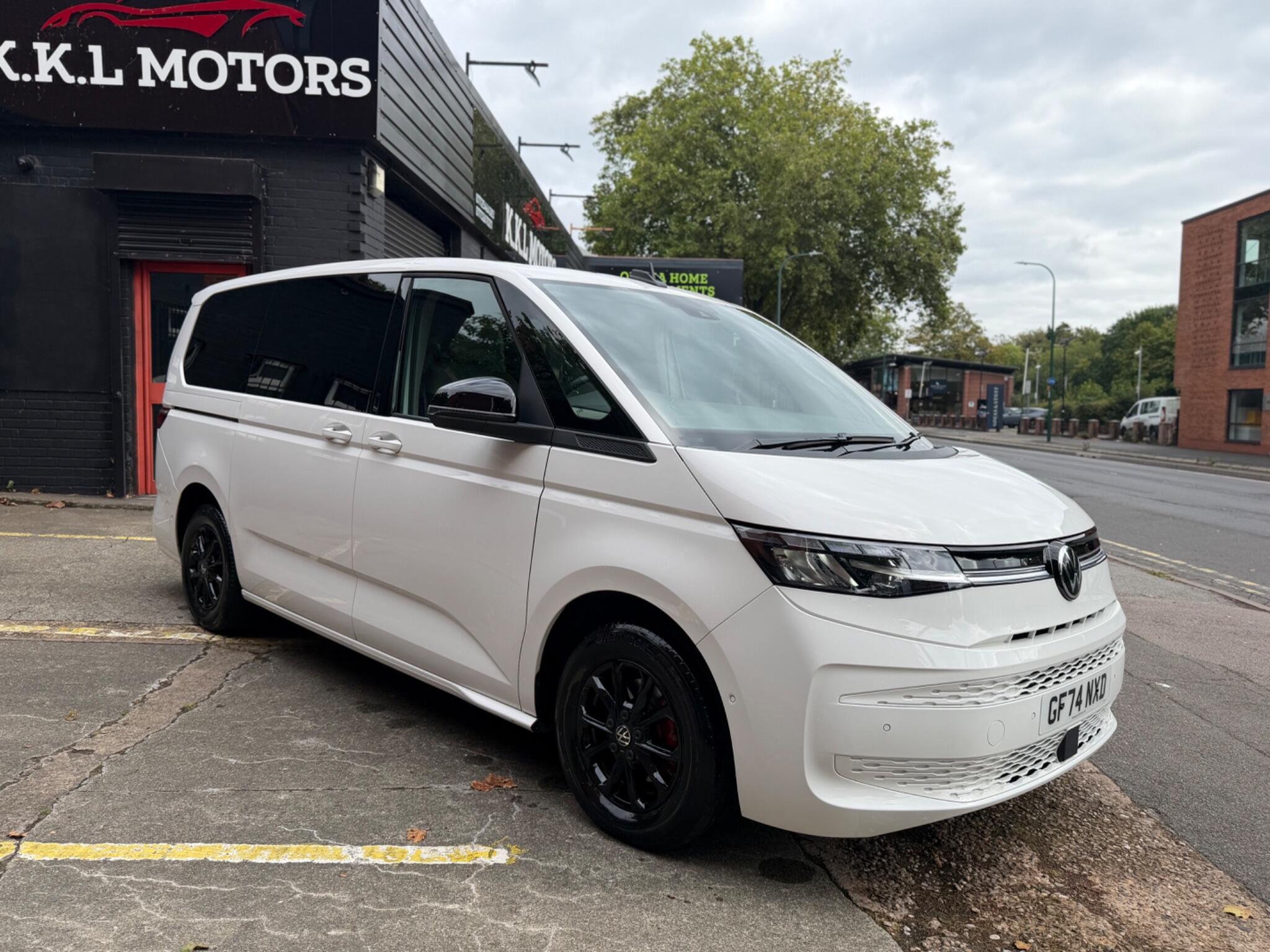 Volkswagen Multivan view 5