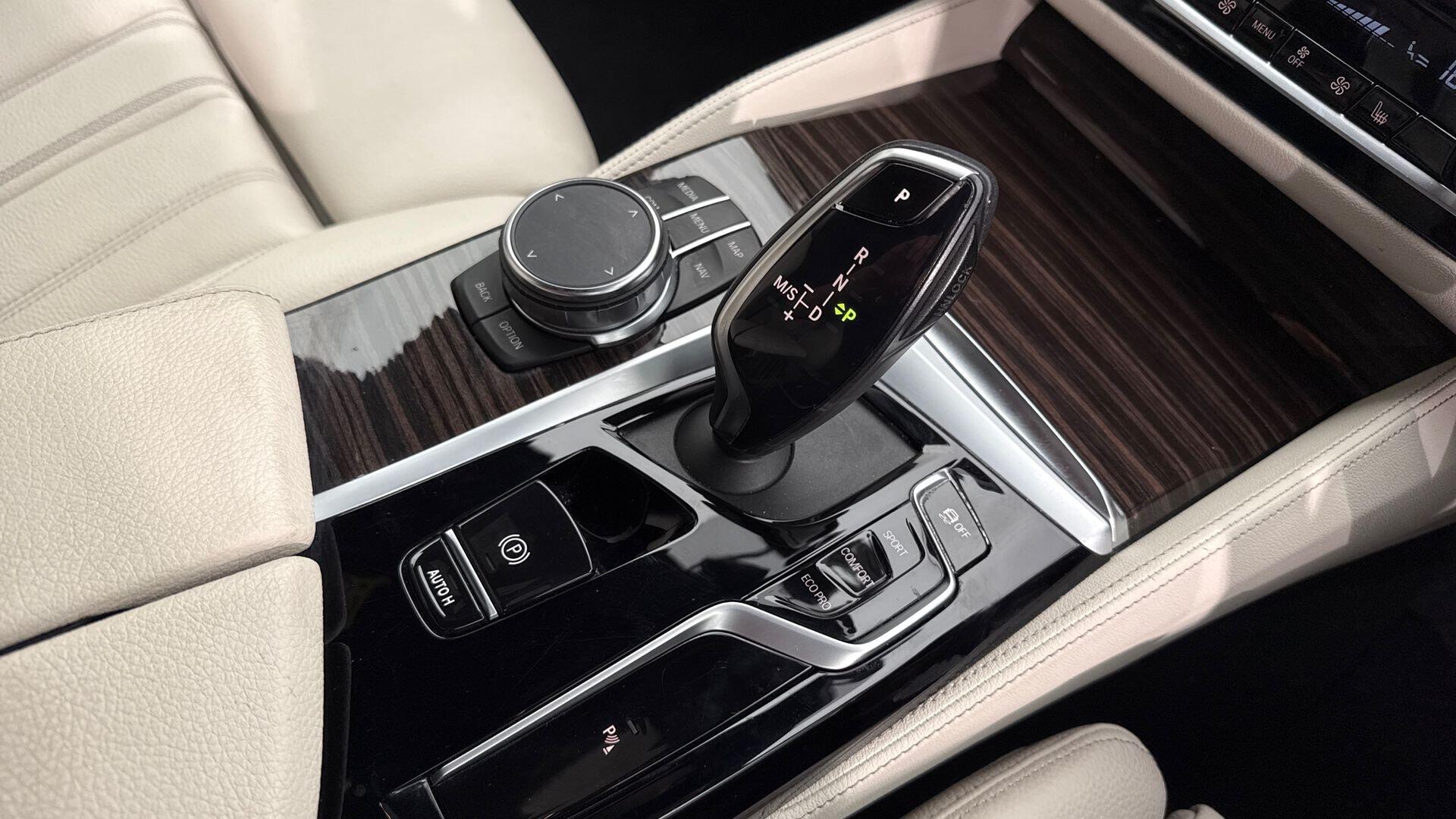 BMW 5 Series view 10
