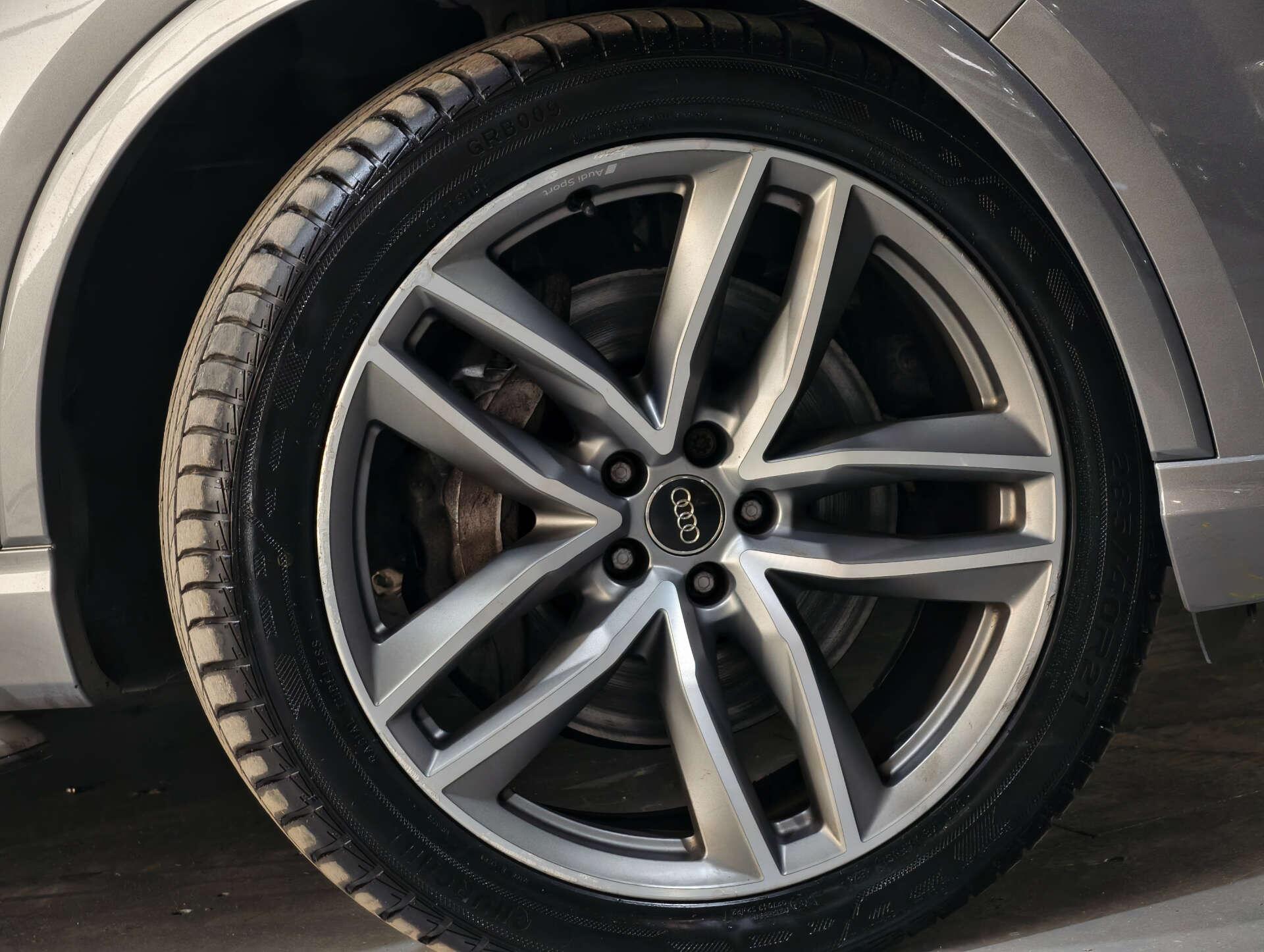 Audi Q7 view 4
