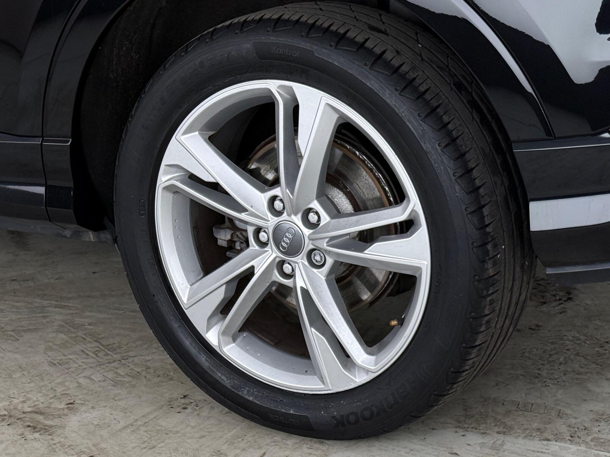 Audi Q3 view 9