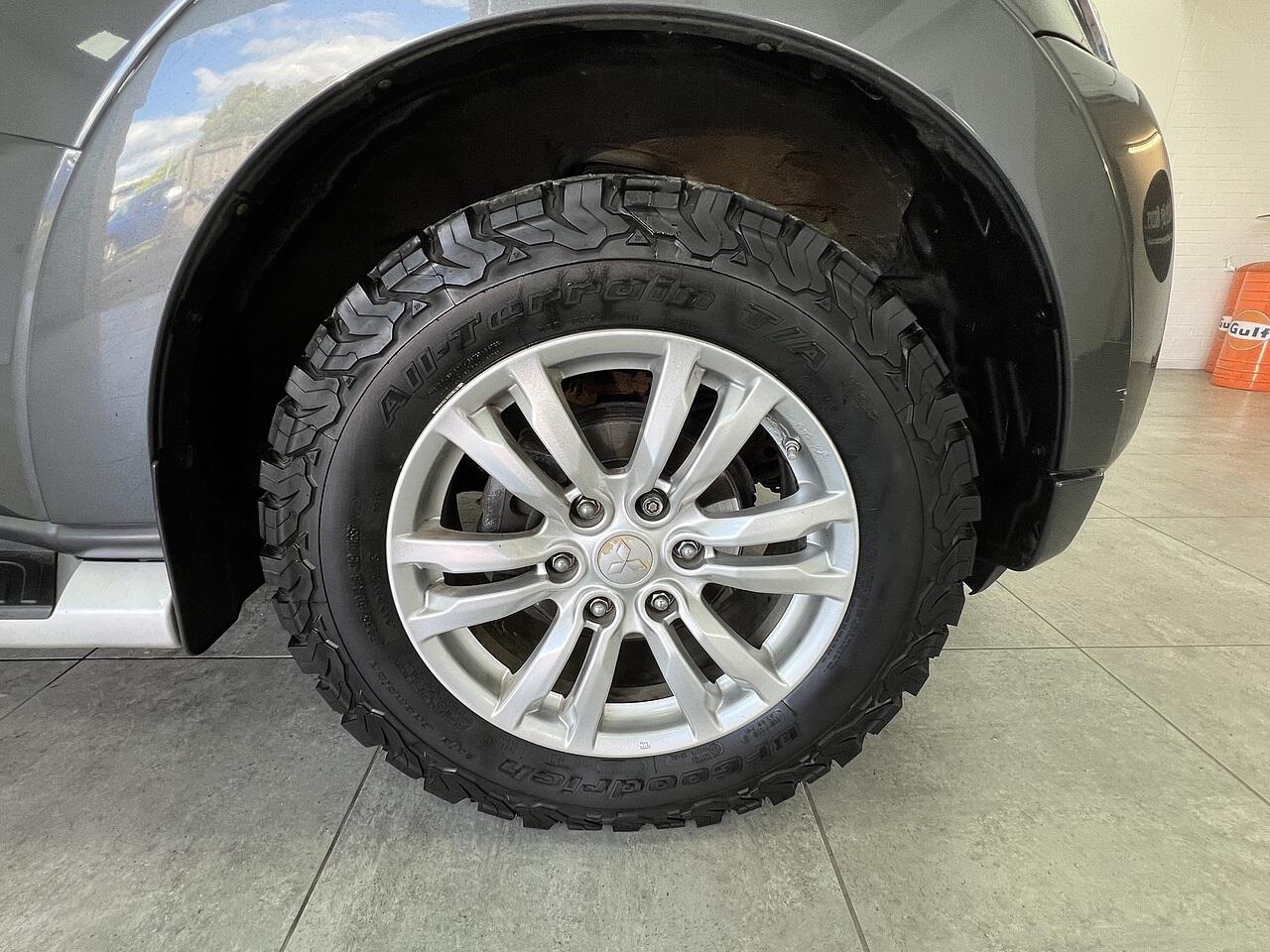Mitsubishi Shogun view 20
