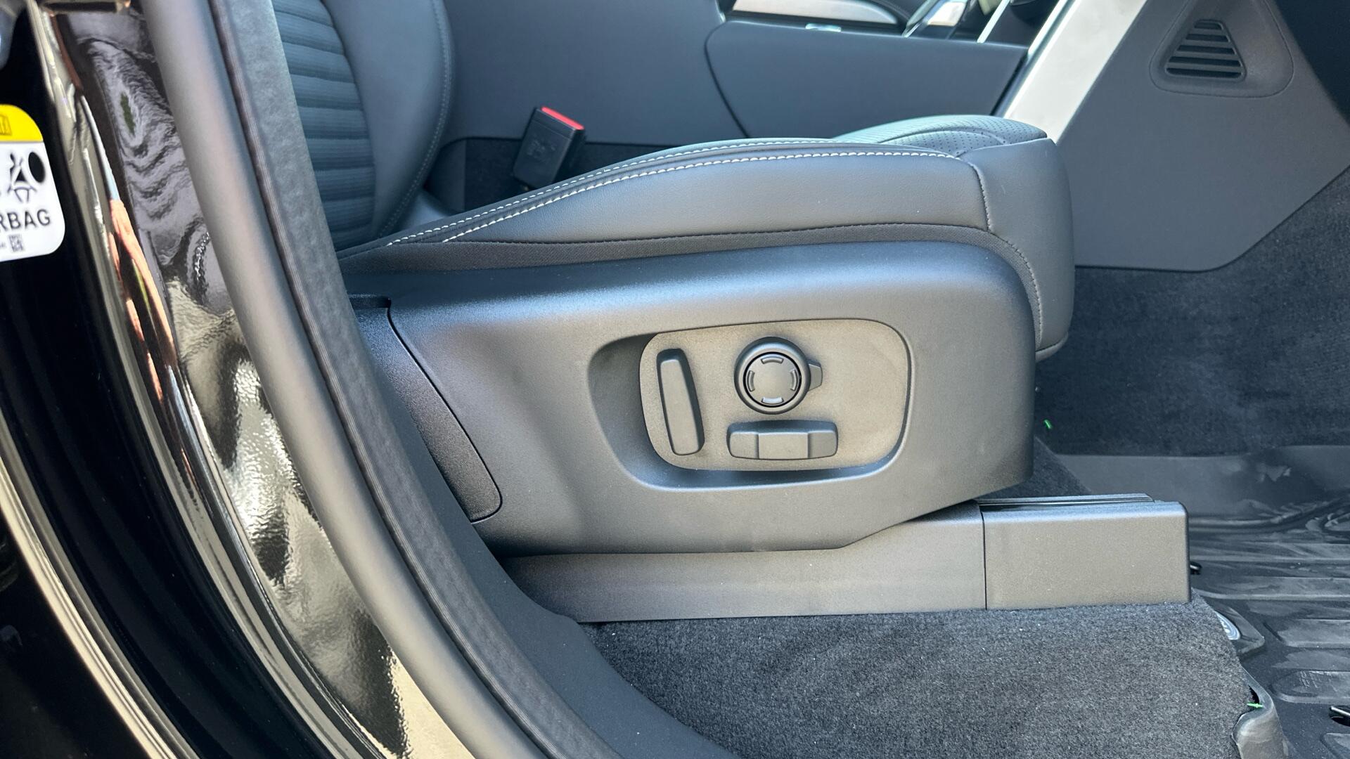 Land Rover Discovery view 35