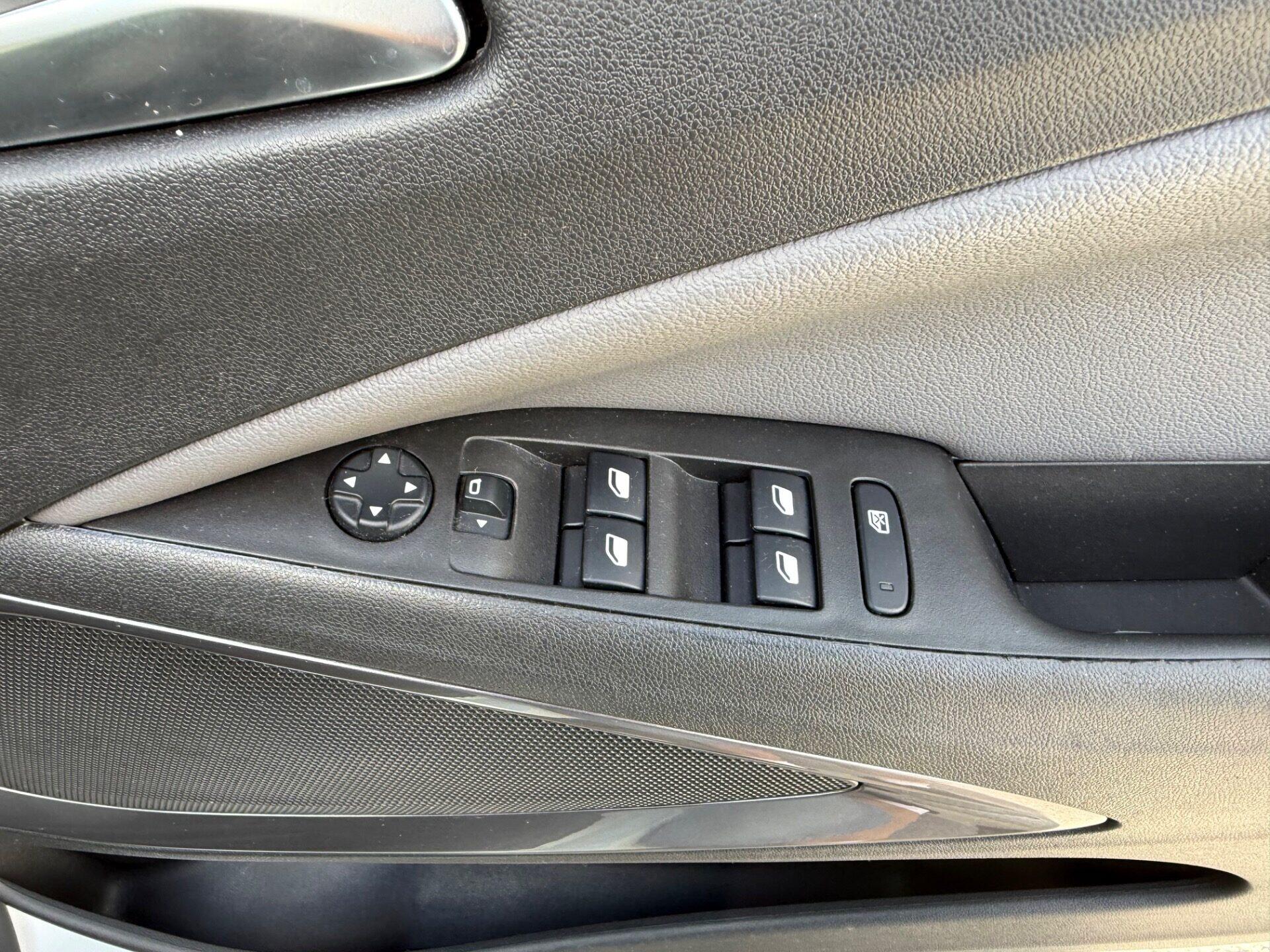 Vauxhall Crossland X view 25