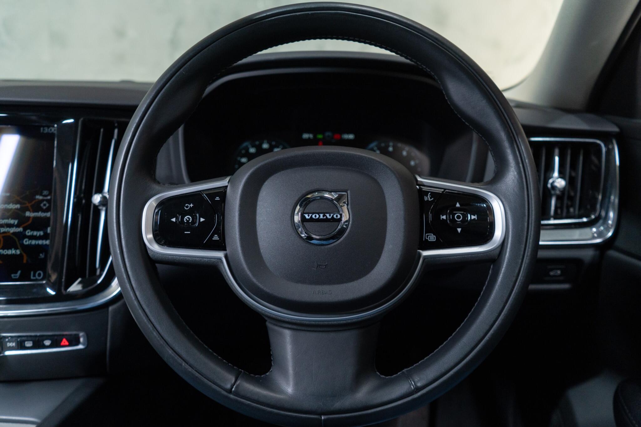 Volvo V60 Cross Country view 27