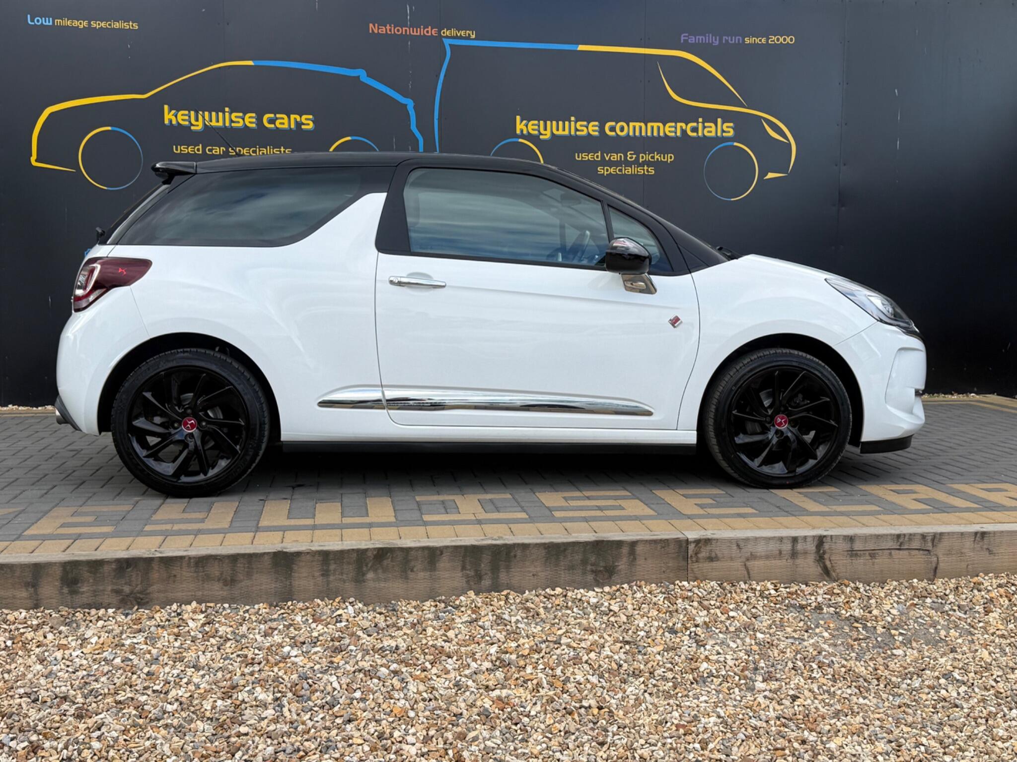 DS Automobiles DS 3 view 7