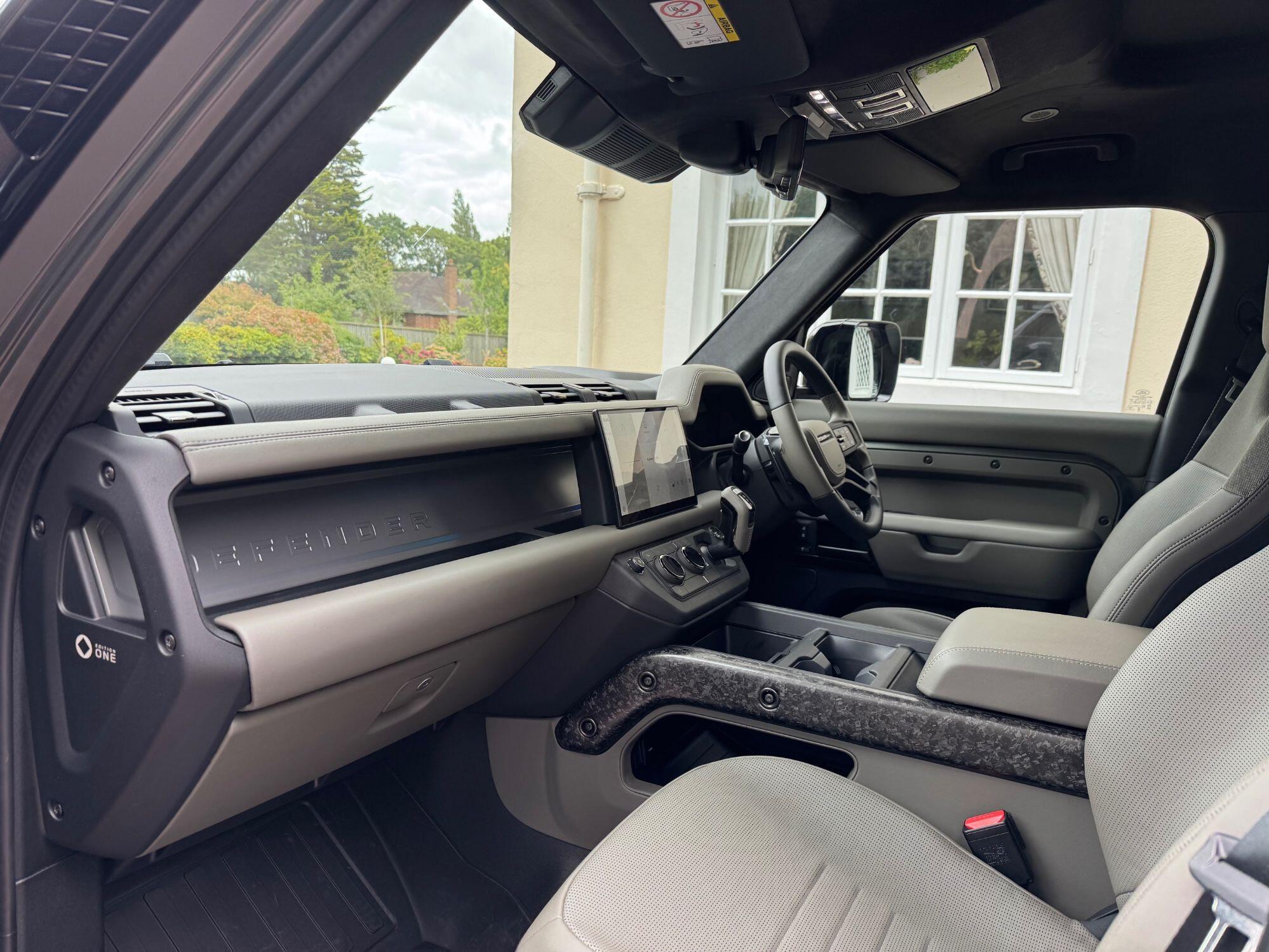Land Rover Defender 110 view 21
