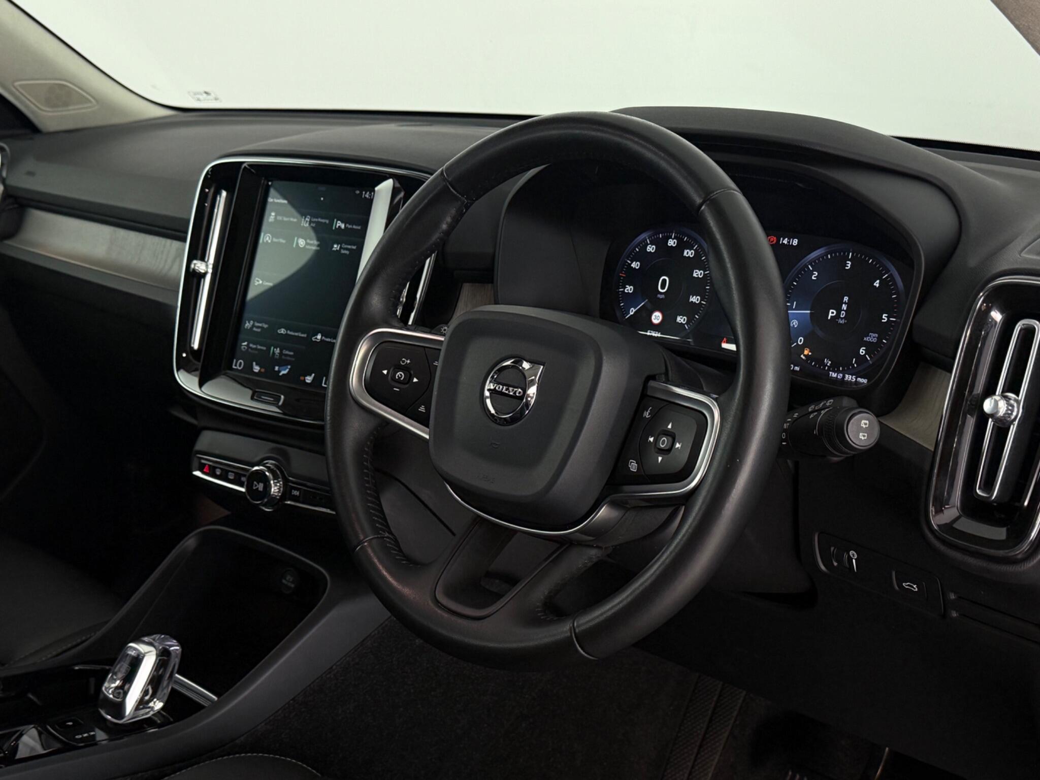 Volvo XC40 view 3