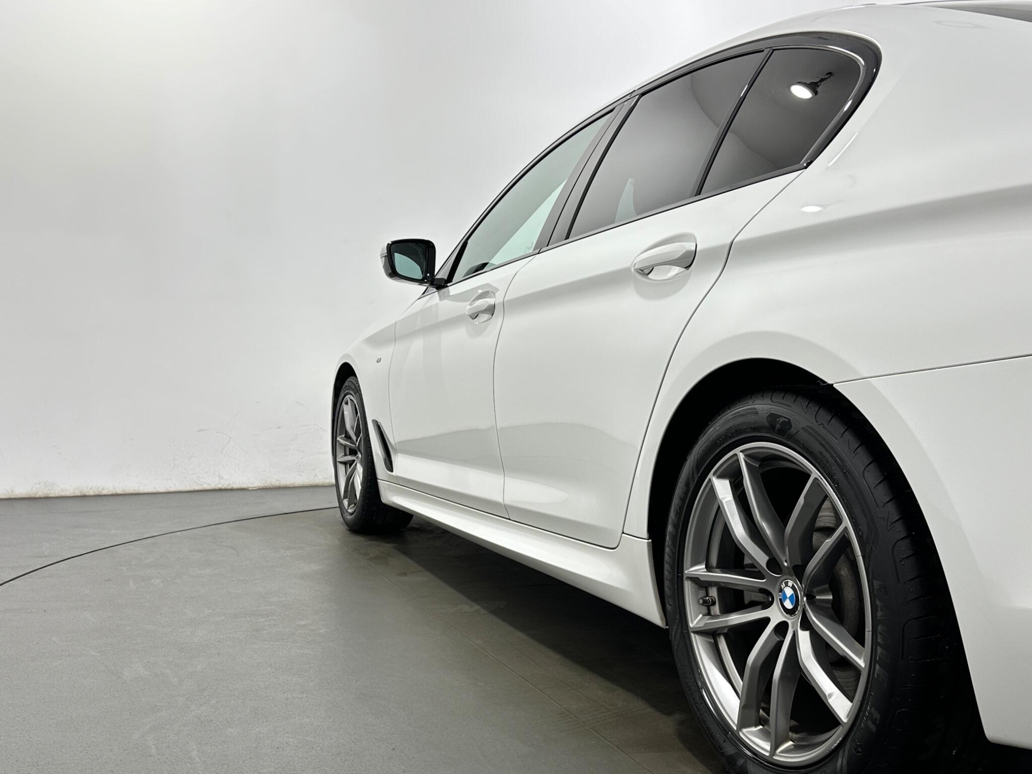 BMW 5 Series view 46