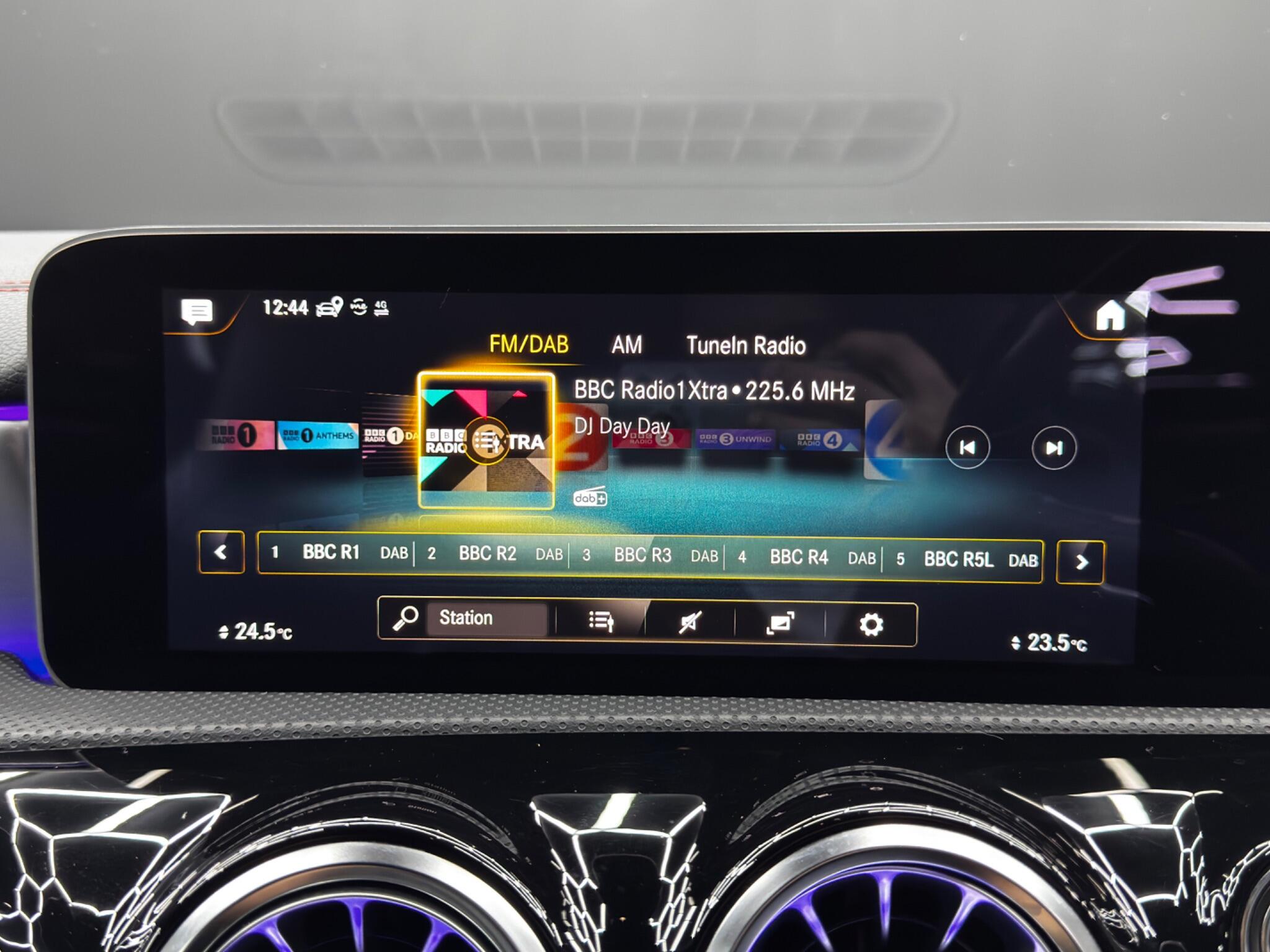 Mercedes-Benz CLA view 32