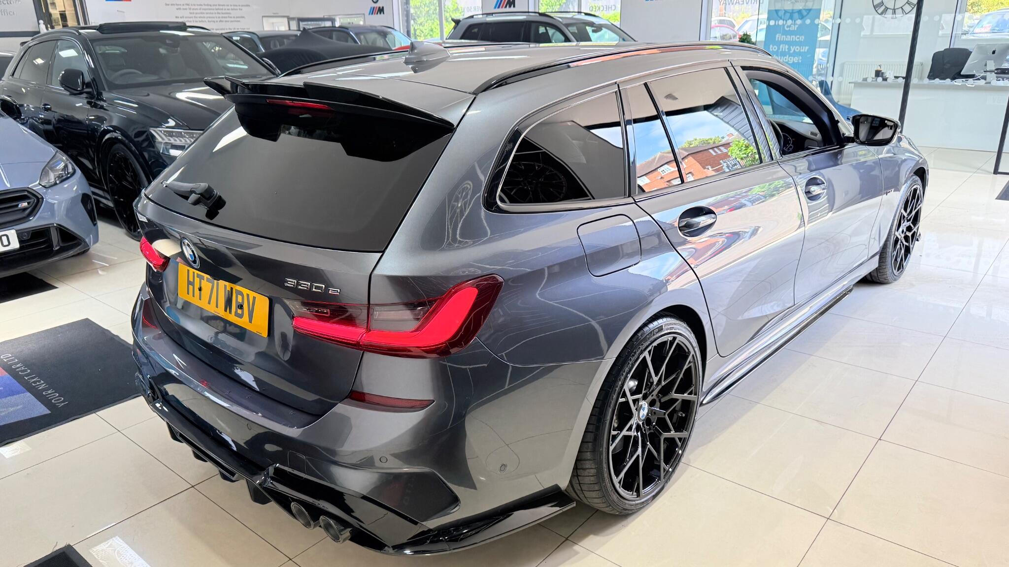 BMW 3 Series view 4