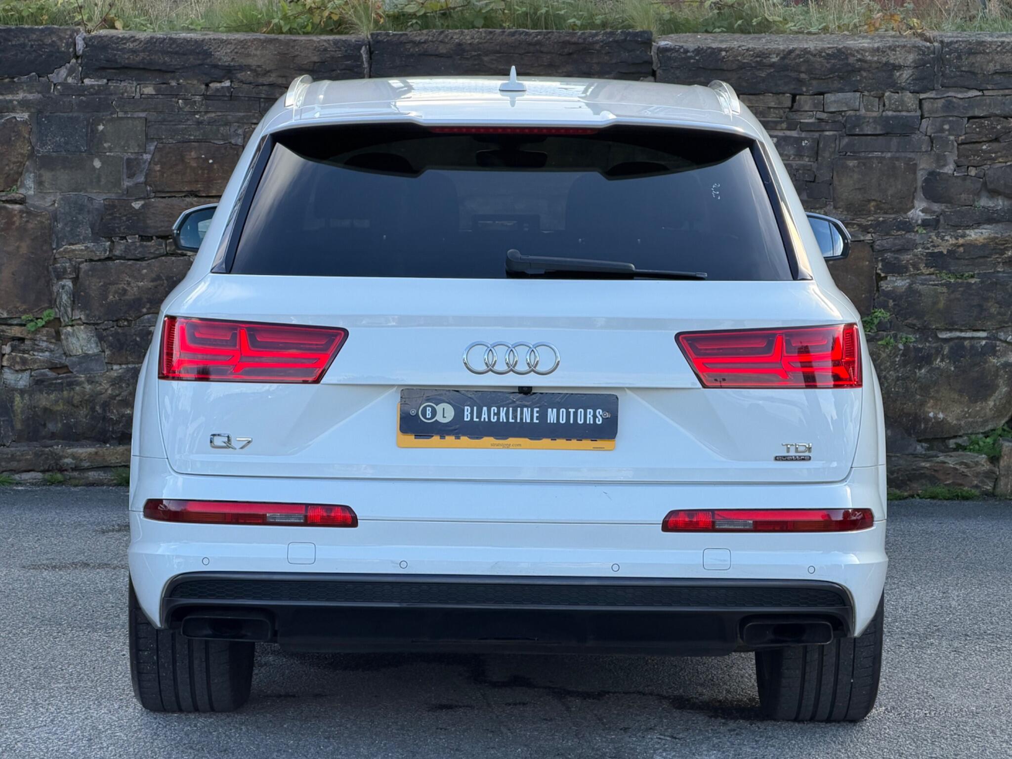 Audi Q7 view 6