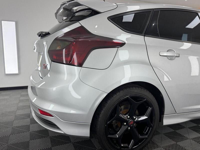 2013 Ford Focus 2.0T EcoBoost ST-2 Euro 5 (s/s) 5dr • 72,500 miles image 13