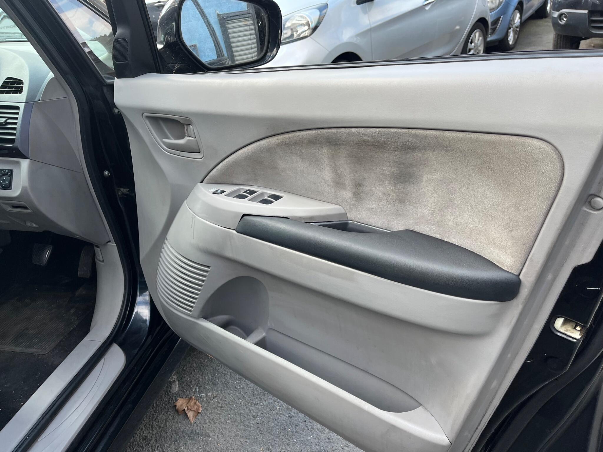 Mitsubishi Grandis view 12