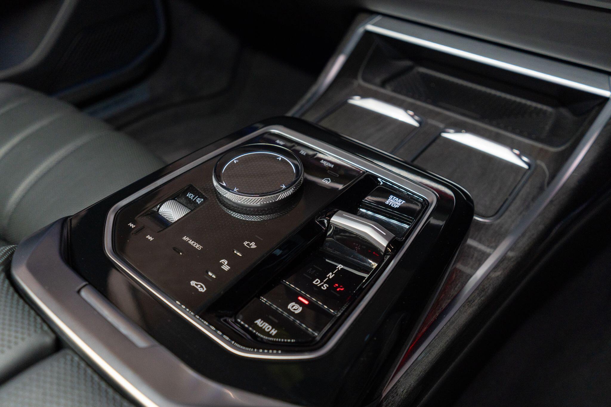 BMW 7 Series view 26