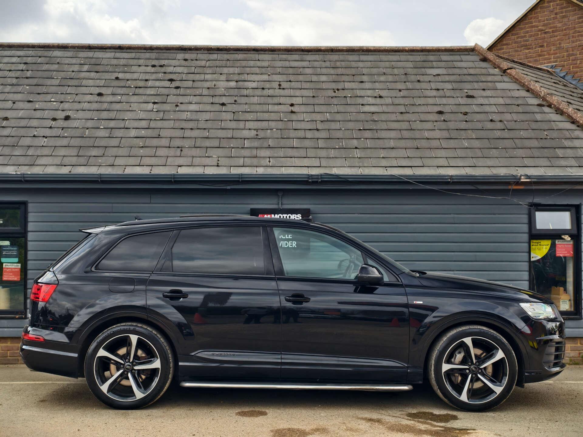 Audi Q7 view 7