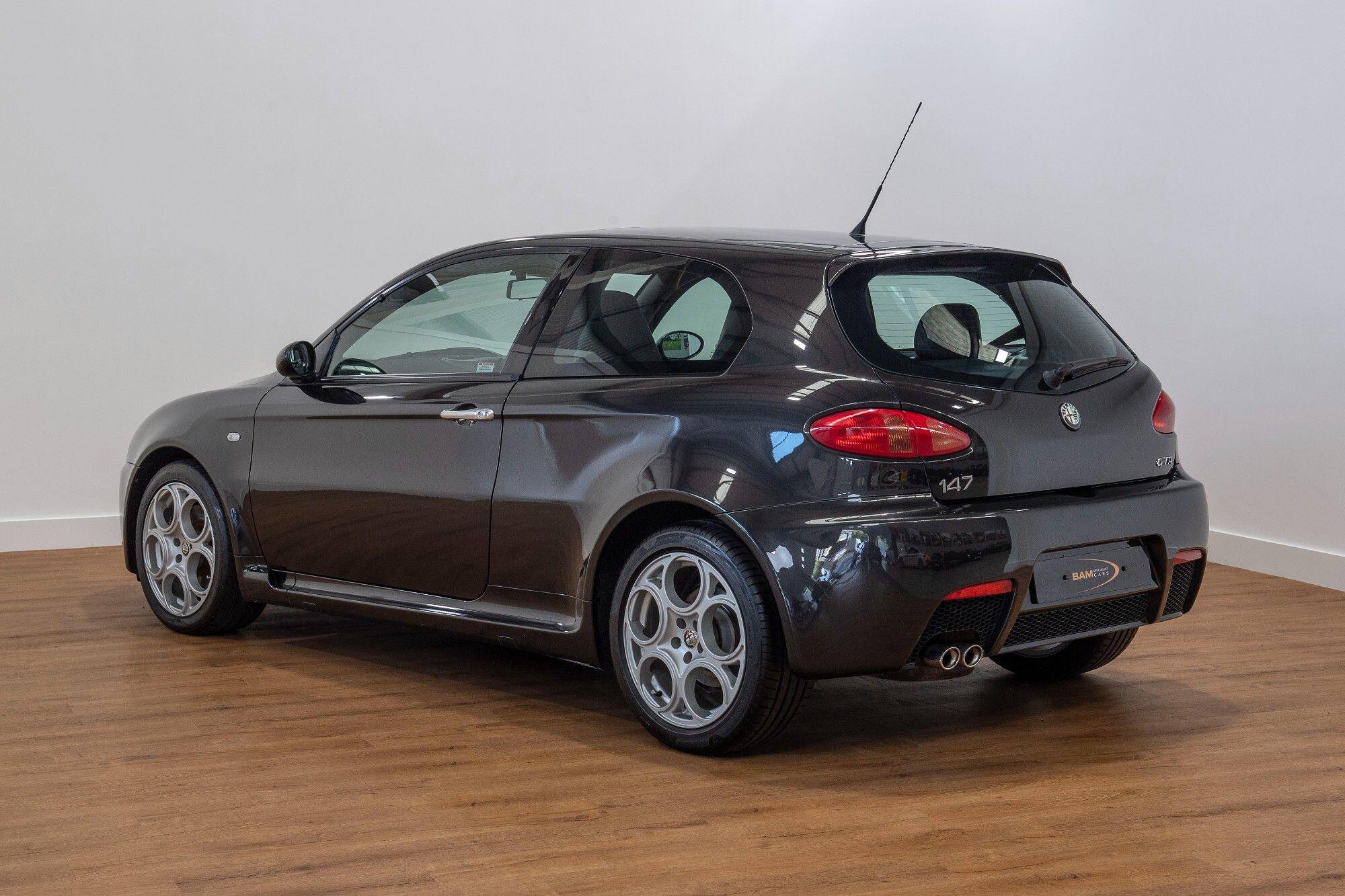 Alfa Romeo 147 view 2