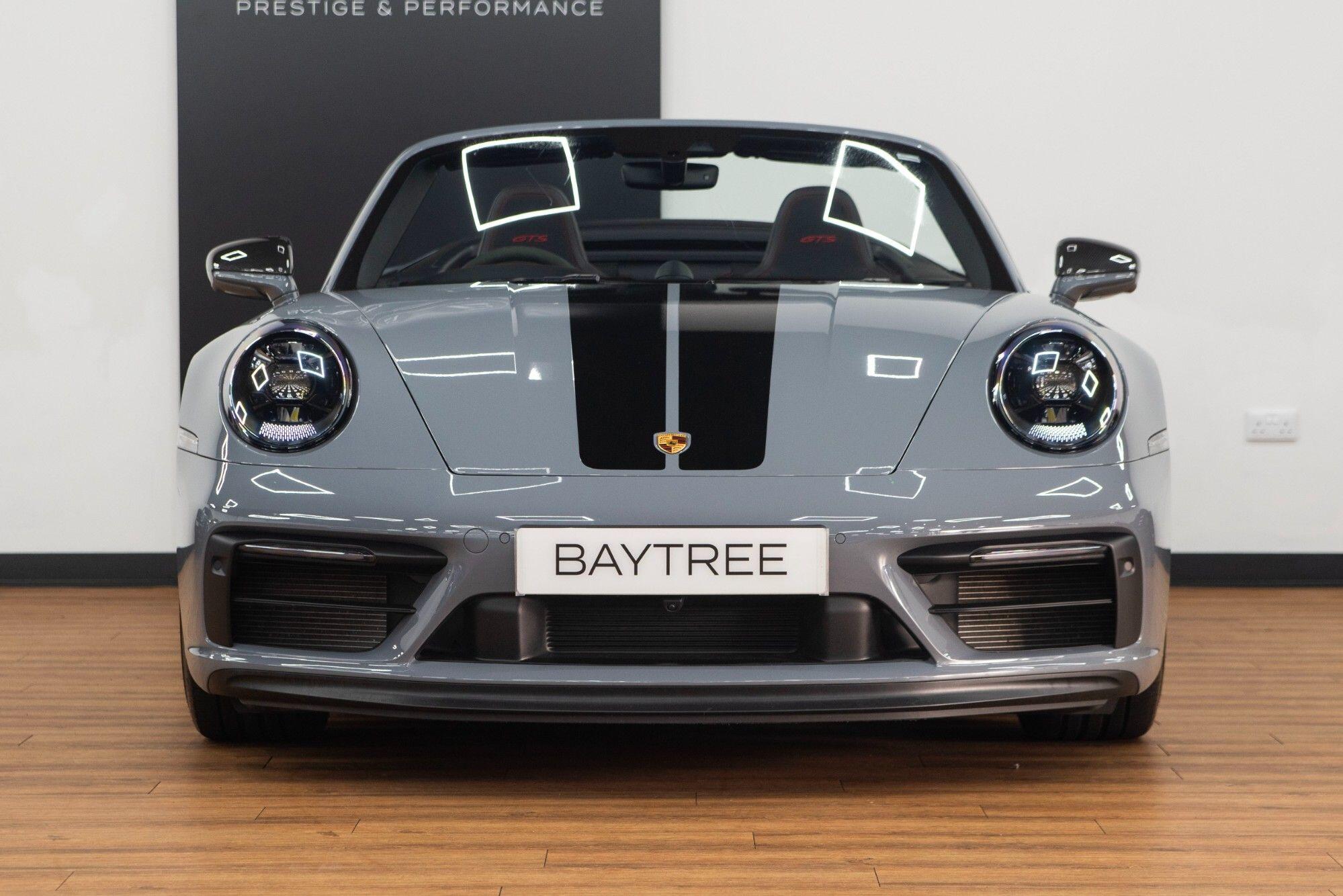 Porsche 911 view 7