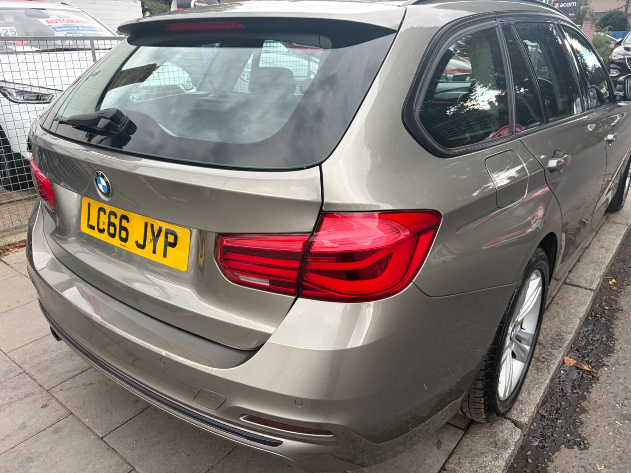BMW 3 Series view 24