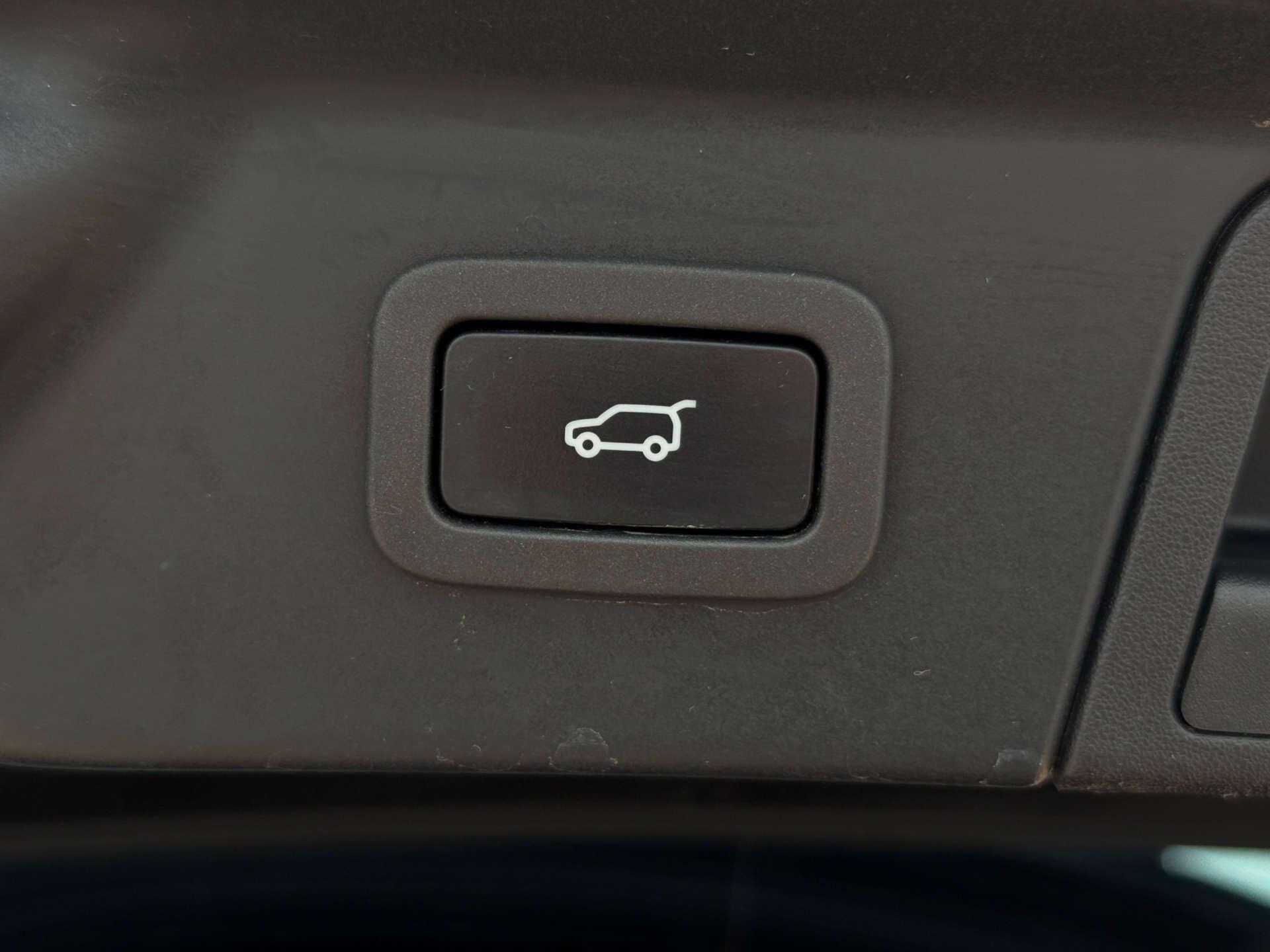 Land Rover Range Rover Velar view 37