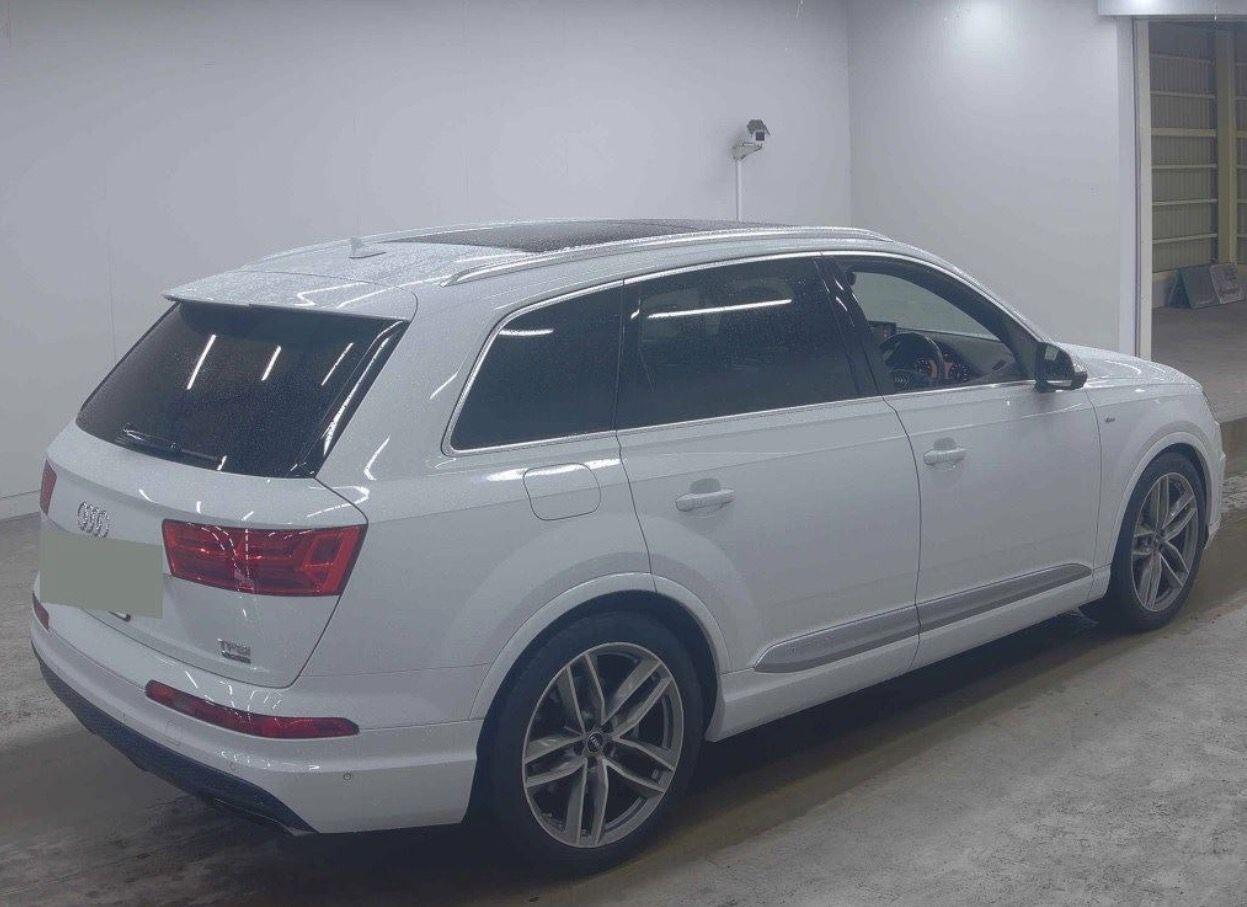 Audi Q7 view 4