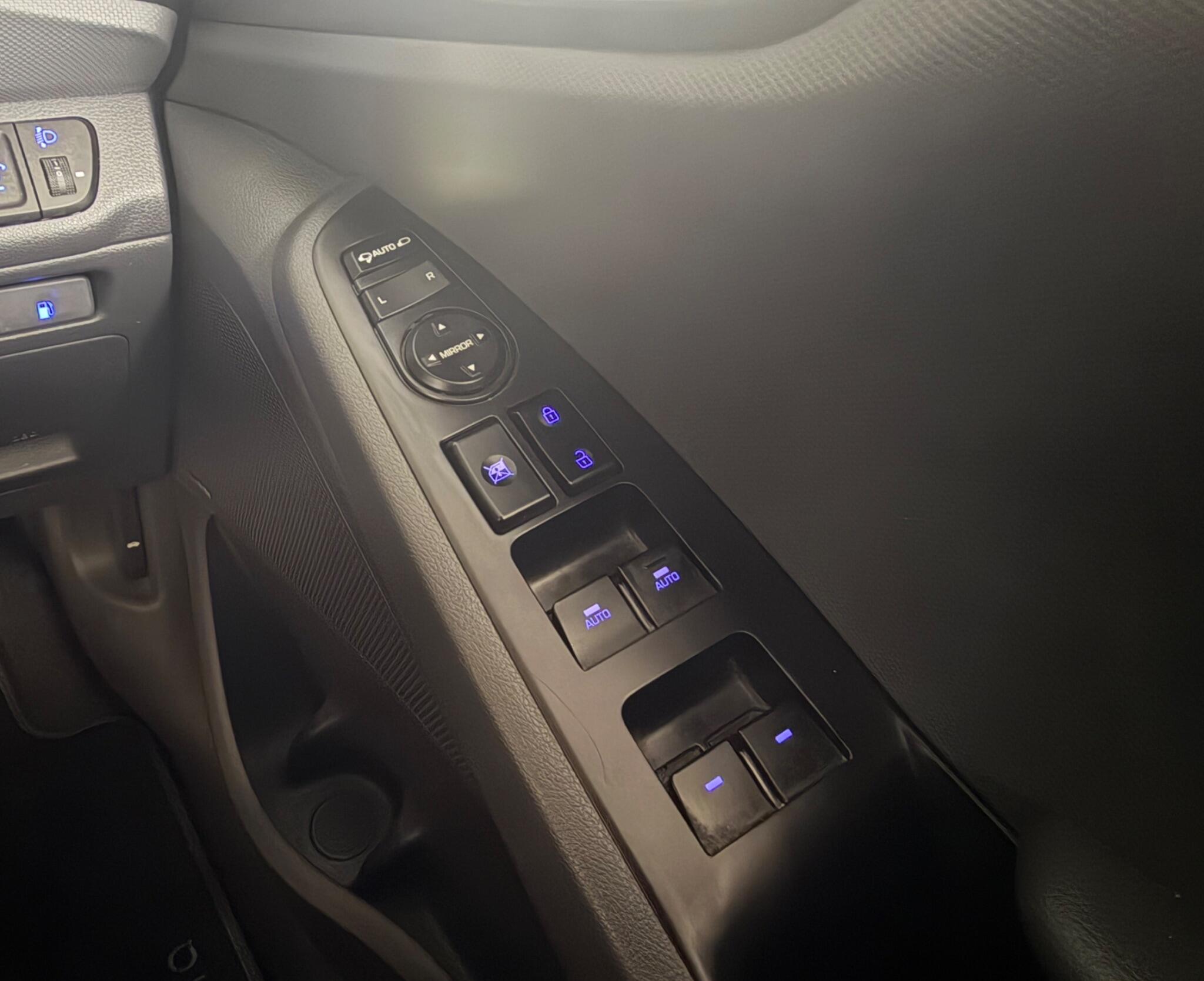Hyundai Ioniq view 34
