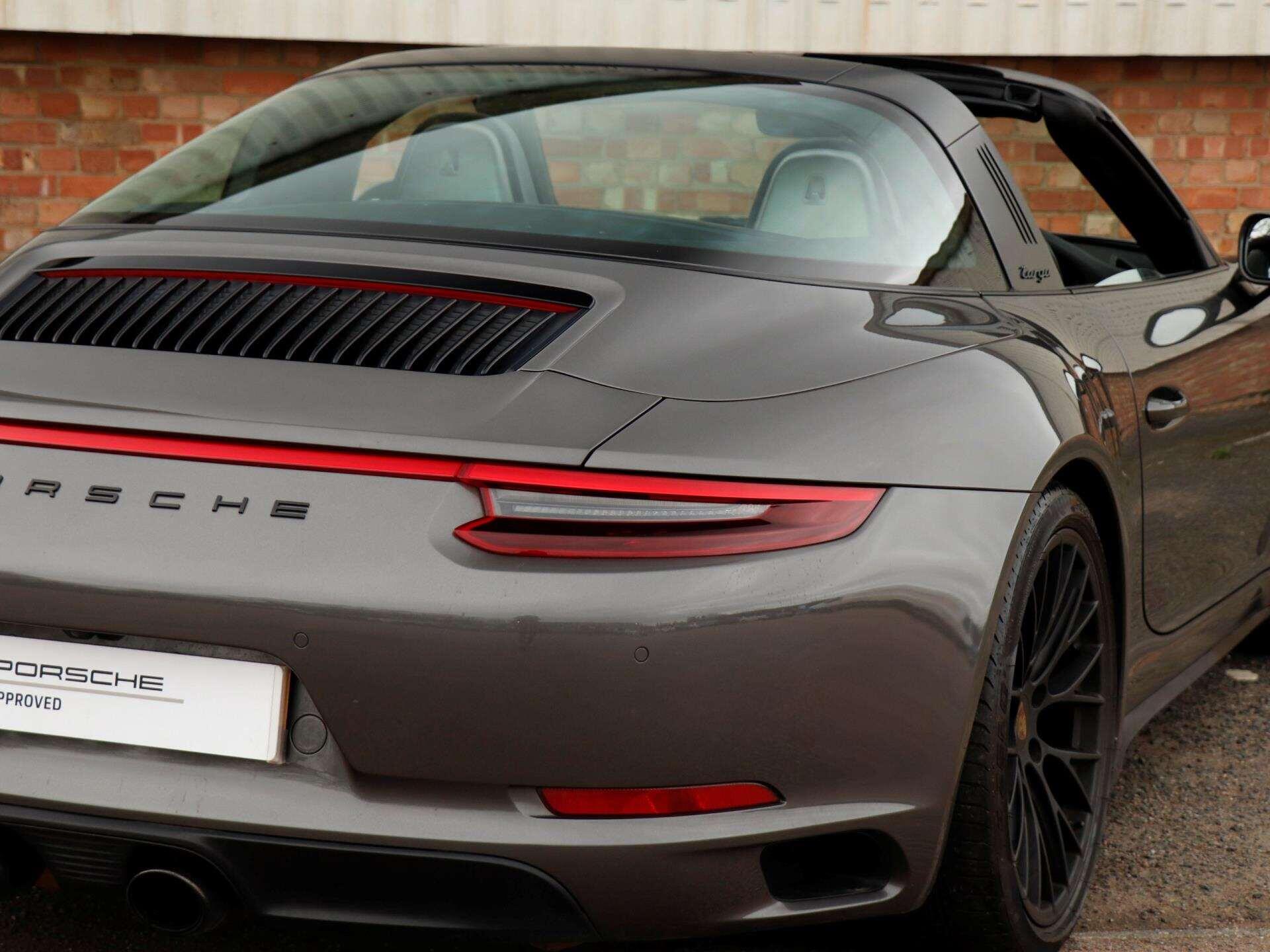Porsche 911 view 35