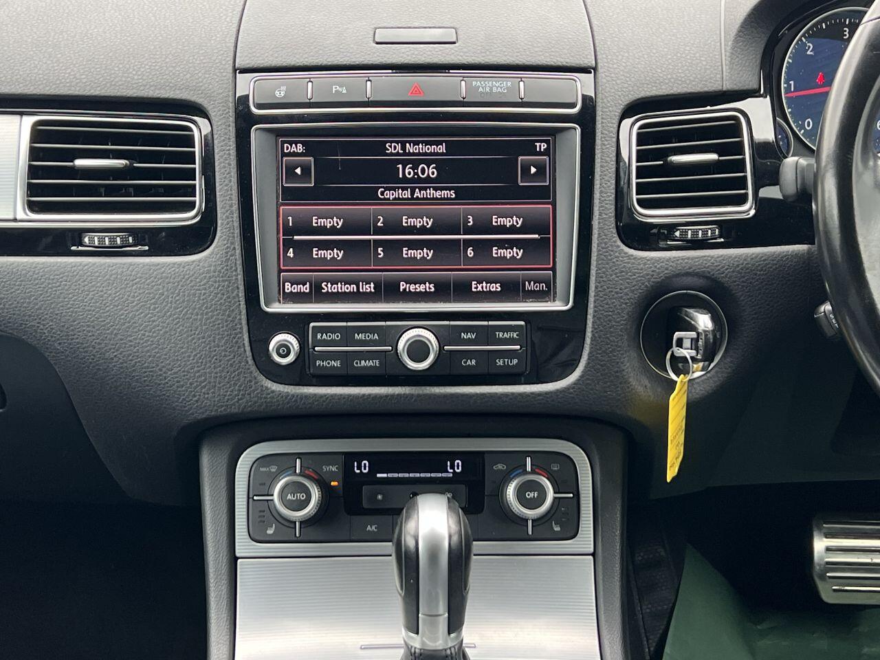 Volkswagen Touareg view 35