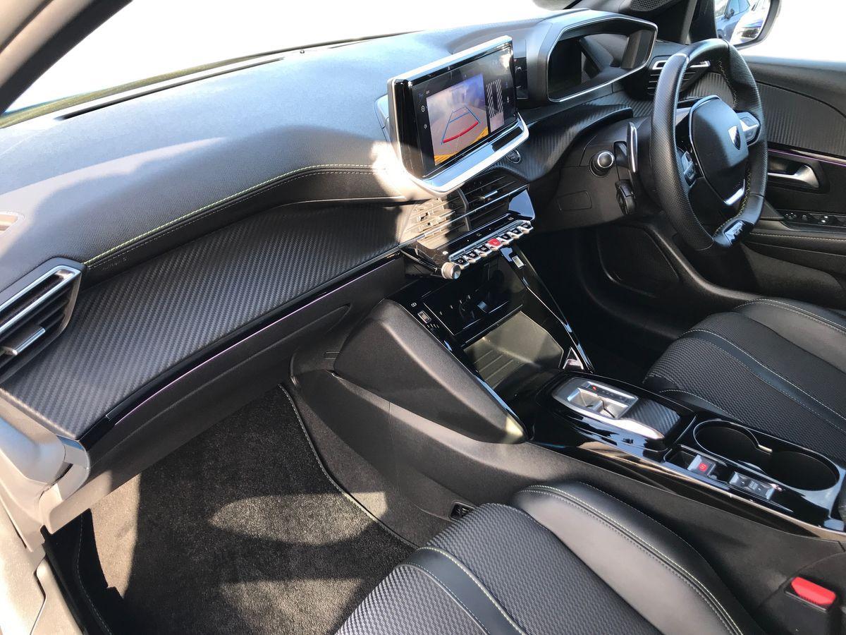 Peugeot 208 view 5