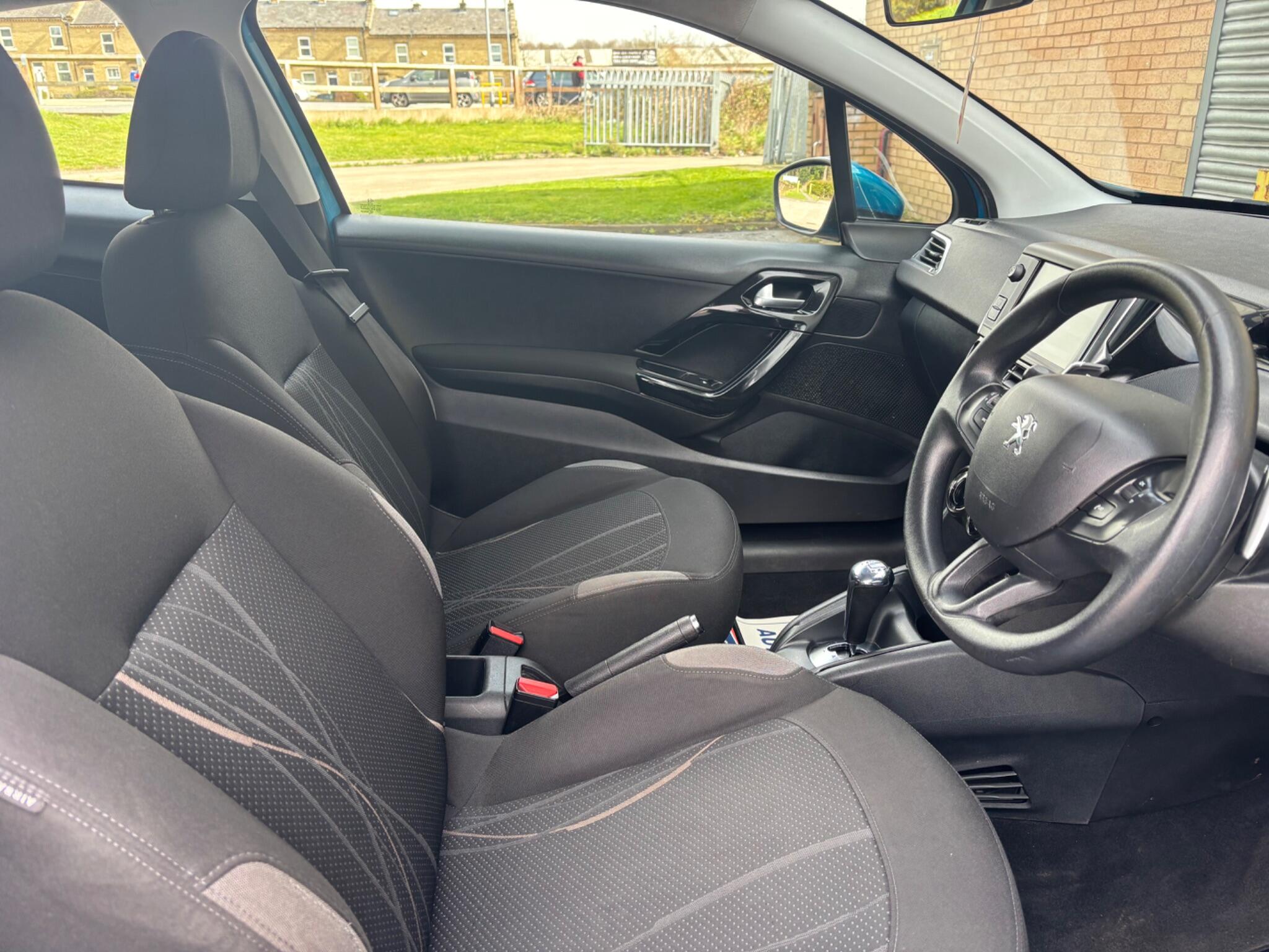 Peugeot 208 view 10