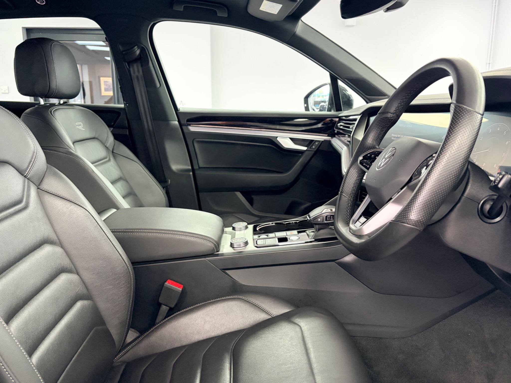 Volkswagen Touareg view 14
